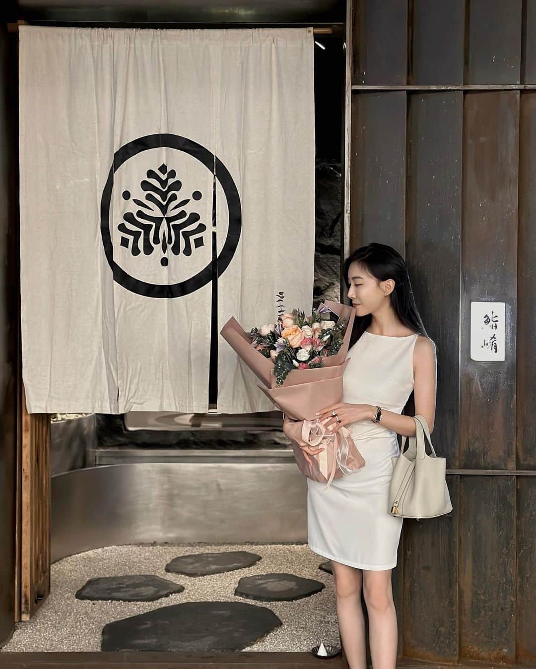 璇璇のインスタグラム：「鰭崤 —2023.9.16  提前來到這家日料過生日， 謝謝溫昂幫我找到了這家餐廳， 份量十足食材也很新鮮又好吃， 吃到最後真的超飽很滿足😌 下次再來真的要好好記錄！  一切感動盡在心裡， 感謝老天的所有安排， 讓我覺得很值得很幸福， 我會好好的🤍🤍🤍  - Nails: @lepure_nailsalon」