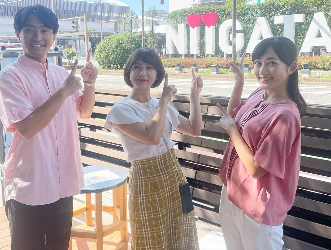 松本亜美のインスタグラム：「新潟一番サンデープラスをご覧いただきありがとうございました🍀 今日はMC陣もスタジオを飛び出し全編新潟駅から生中継でお送りしました！ お声がけいただいた皆さんありがとうございました✨  夏に戻った？というくらいの暑さで残暑が厳しい中、東大通では「東大通みちばたリビング」が始まっています！  キッチンカーが登場したり、自由に過ごせるオープンテラスがあったり、思い思いの楽しみ方ができる場所になっていました！ リビングのような居心地の良い空間にしたいという思いが込められているのだとか🏠  グルメに、体験エリアに、マジックショーに… 盛りだくさんの内容で中継をお送りしました！  少しずつ爽やかな風も吹いてきているので、お散歩しながらキッチンカーを巡るのもいいかもしれませんね😊  10月15日まで東大通みちばたリビングは行われています☀️  #teny #テレビ新潟  #新潟一番サンデープラス  #生中継 #新潟駅 #東大通みちばたリビング #にいがた2km  #キッチンカー #お腹を満たしてくれました  #マジックショー #高校生マジシャン #圧巻のマジック  #あみの中継記録  #アナウンサー  #松本亜美」