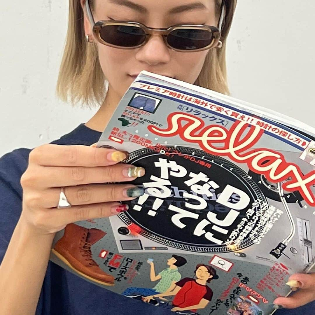 矢部ユウナのインスタグラム：「読書苦手だけど90's雑誌面白すぎて釘付け📗🫡97年の生まれ年の教科書！勉強します🫡」