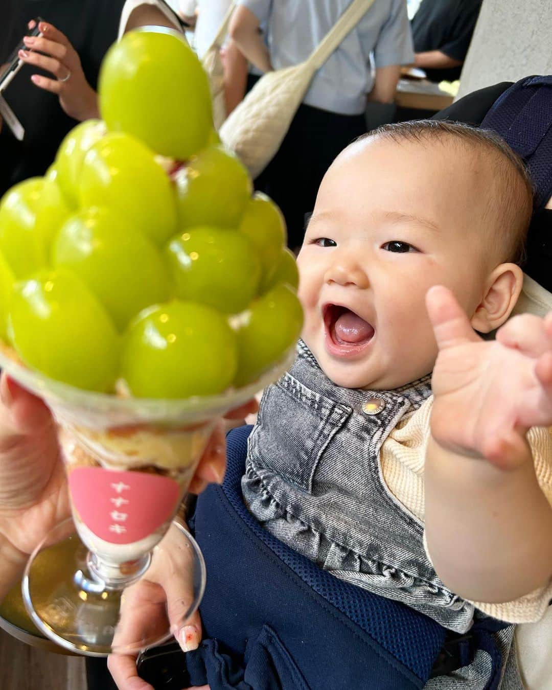 林田雪菜さんのインスタグラム写真 - (林田雪菜Instagram)「めーーーっちゃくちゃ美味しかった🥹 先日食べたシャインマスカットのパフェ💚 @cafe_nanaseki さんは いつも間違いなく美味しい！！ もうすでに食べたい♡ 赤ちゃんも大興奮のビジュアルとお味でした✨ 友達の子ども、可愛いでしょ？🥰  そして帰り、お店の方がベビーカーを下まで運んでくださって めちゃくちゃ感動しました🥺素晴らしいお気遣い…✨ 素敵な方だからこそ この美味しさに繋がっているんですね👏 また食べに行きたいです🥹 スイーツ好きな人は是非！！  #cafeナナセキ #シャインマスカット #シャインマスカットパフェ #熊本スイーツ #甘いもの #フルーツ #美味しいもの記録」9月17日 15時04分 - hayashidayukina