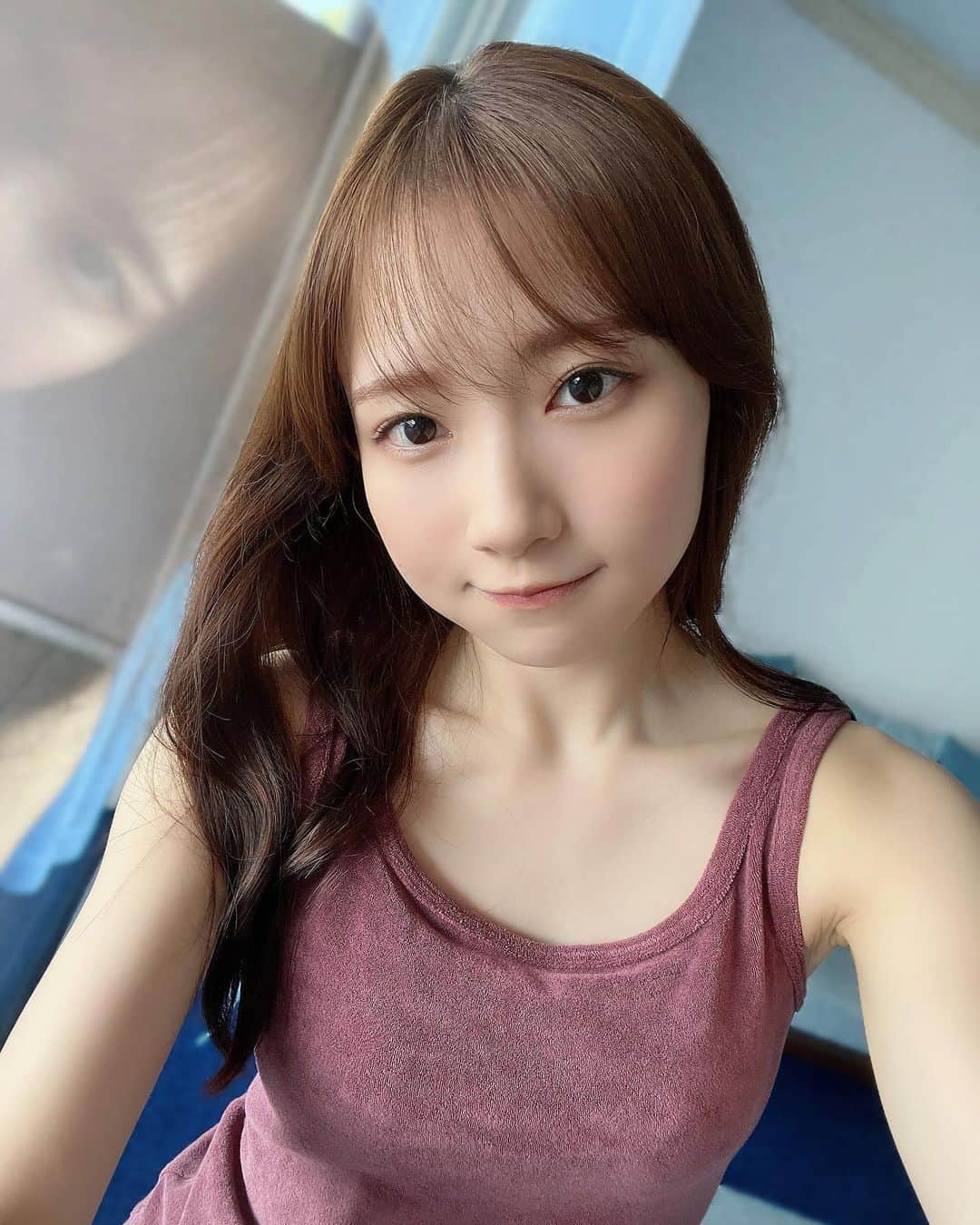 のインスタグラム：「#週刊プレイボーイ チェックしてくれましたか？|´-`)ﾁﾗｯ デジタル写真集、私のおすすめポイント✌️ P.8腕の筋！！ P.25 楽しそう笑 P.45 衣装と海の色合い ぜひ細かいところまで見てね～😚  海での撮影を終えて休憩中の写真も一緒に添えとく🌊 https://www.shueisha.co.jp/books/items/contents.html?jdcn=08000000050023000000」