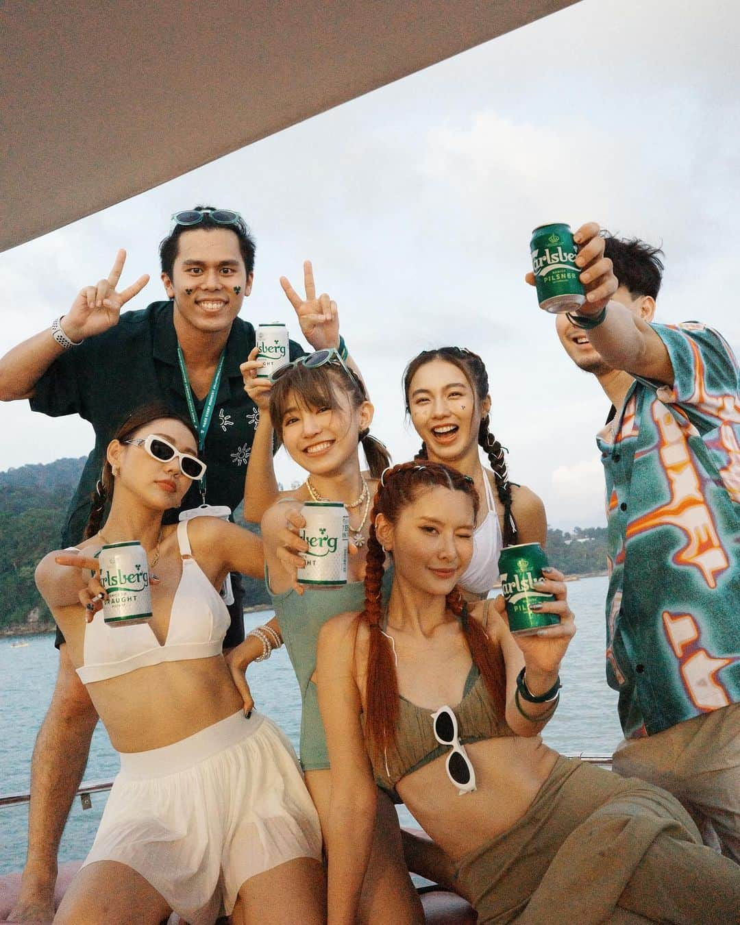 Miko Wongさんのインスタグラム写真 - (Miko WongInstagram)「Beer & Sunset 🍺🌄💚  -玩玩啊！八塊巧克力餒 -身邊總有個Steve  -身邊總有個Steve x2  -Yamsengggggggggg🤪🤪🤪 -搞個辮子頭儀式感滿滿 -準備出發去Carlsberg island! 整個島包場餒  Thanks @carlsbergmy  只能說這三天兩夜的Carlsberg Private Island Trip 真的太爽了！ 五星級的酒店 每天睡好睡飽 自然醒後來個快樂早餐接連著就是一連串的精彩活動 More To Come Pleaseeeeee🥹🥹🥹❤️  限21歲以上非穆斯林 開車不喝酒，喝酒不開車 #CarlsbergMY #BestWithCarlsberg #CelebrateResponsibly」9月17日 14時59分 - mikowong