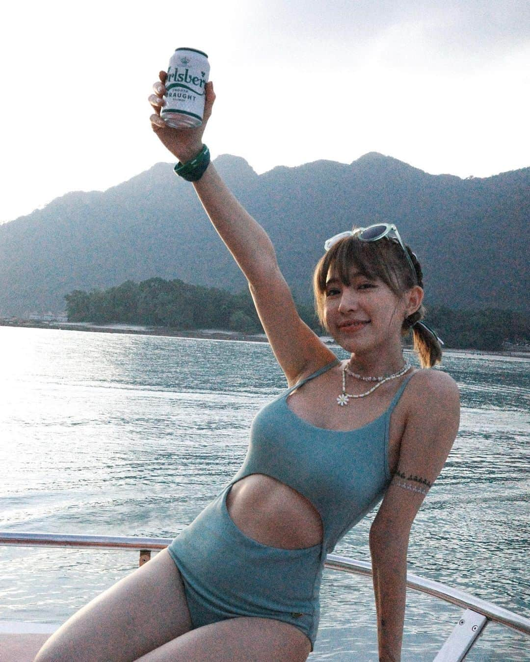 Miko Wongのインスタグラム：「Beer & Sunset 🍺🌄💚  -玩玩啊！八塊巧克力餒 -身邊總有個Steve  -身邊總有個Steve x2  -Yamsengggggggggg🤪🤪🤪 -搞個辮子頭儀式感滿滿 -準備出發去Carlsberg island! 整個島包場餒  Thanks @carlsbergmy  只能說這三天兩夜的Carlsberg Private Island Trip 真的太爽了！ 五星級的酒店 每天睡好睡飽 自然醒後來個快樂早餐接連著就是一連串的精彩活動 More To Come Pleaseeeeee🥹🥹🥹❤️  限21歲以上非穆斯林 開車不喝酒，喝酒不開車 #CarlsbergMY #BestWithCarlsberg #CelebrateResponsibly」