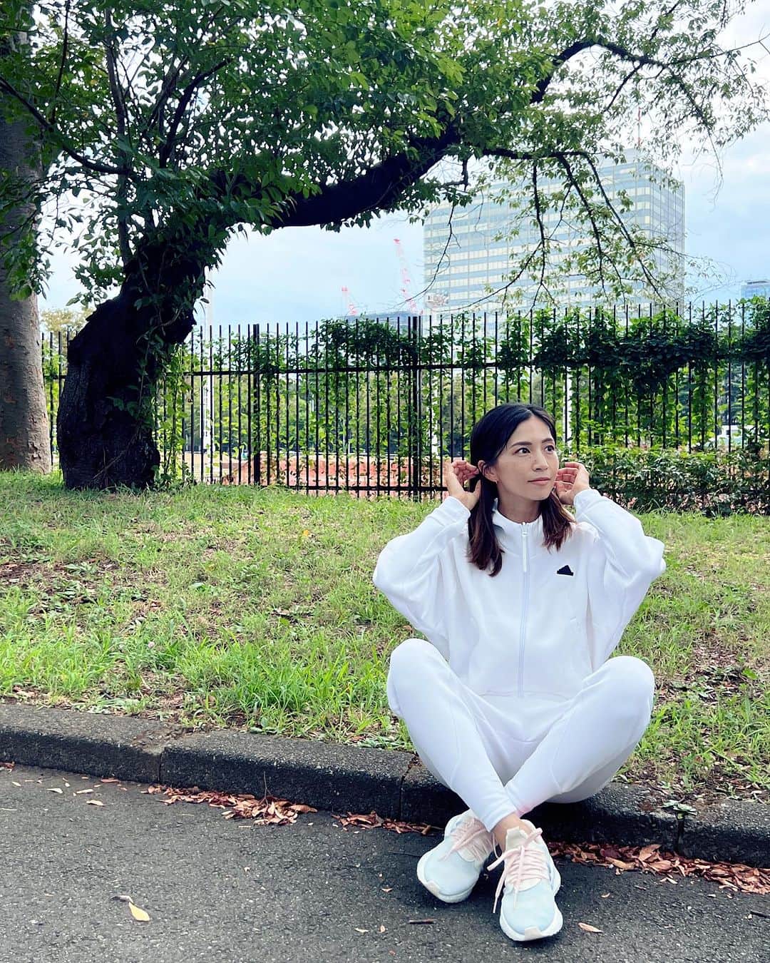 安田美沙子さんのインスタグラム写真 - (安田美沙子Instagram)「ノンストレスな着心地で、 夢中で日常から運動も楽しめる！  ZNEシリーズの白setup🤍  黒もいいけど。。  白×白の気分！！  @adidastokyo  #adidas #white #pr」9月17日 14時59分 - yasuda_misako