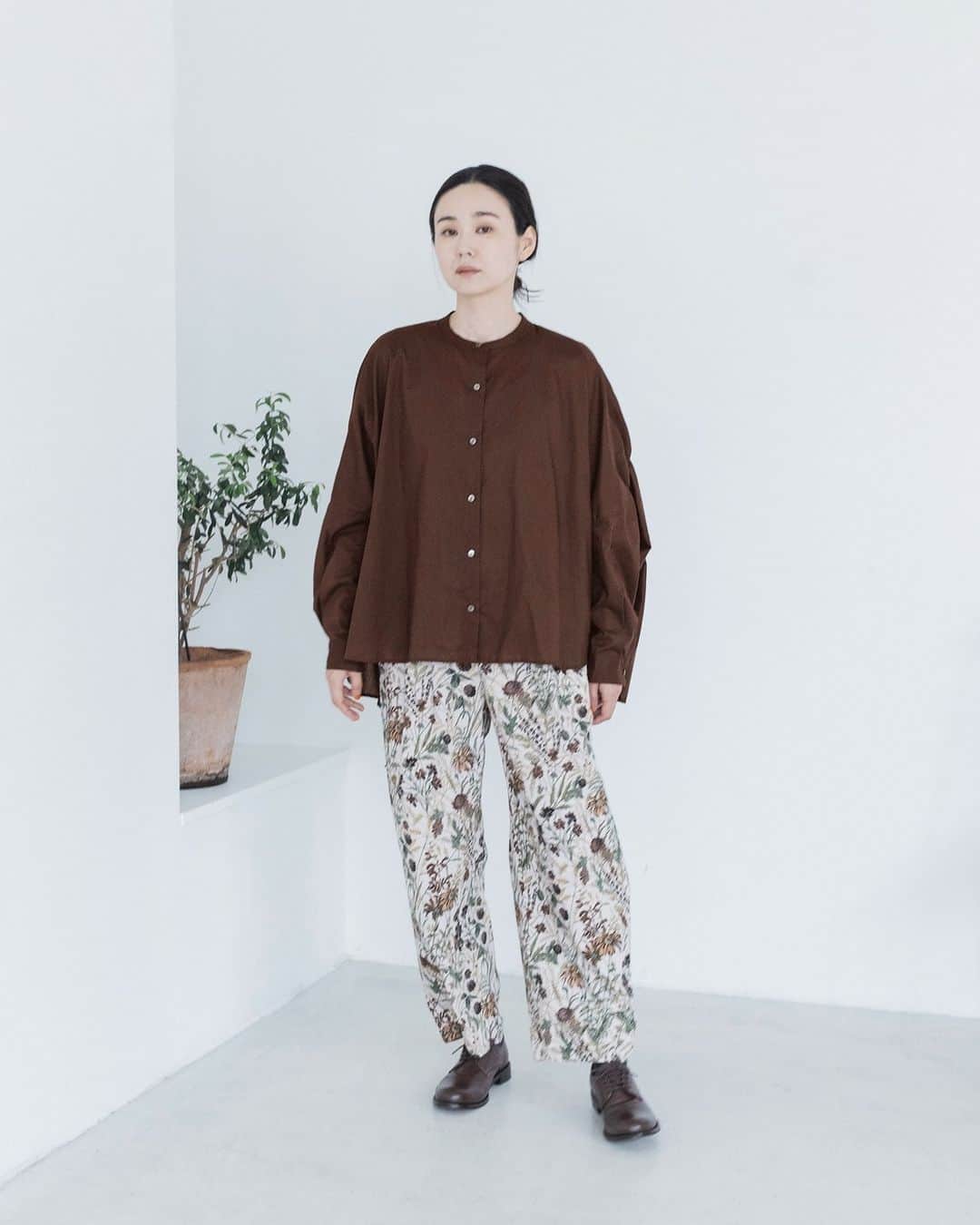 ナチュランのインスタグラム：「【mizuiro ind】上質で洗練された秋の装い  ・  シンプルでスタイリッシュ、やわらかさのなかにも エッジを効かせたアイテムを提案する「mizuiro ind」より、 上質で洗練されたデザインが目を惹く新作が届きました。  季節を感じさせるカラーや柄など個性的なアイテムで、 装いがぐっと華やぎ、大人らしいスタイルが決まります。  モデル身長：164cm  ----------------------------- 　mizuiro ind -----------------------------  ■バックギャザーワイドシャツ ¥12,100 ブラウン[ 注文番号：MTI-2A83-3628-A ]  ■フラワープリントイージーパンツ ¥18,700 ブラウン[ 注文番号：MTI-2A83-3632-A ]  ■レーススタンドカラーワイドシャツ ¥16,500 ライトグレー[ 注文番号：MTI-2A83-3629-B ]  ■コーデュロイワイドカーゴパンツ ¥16,940 ブラック[ 注文番号：MTI-2A83-3631-B ]  ■配色ヘムシャツワンピース ¥16,500 オフホワイト[ 注文番号：MTI-2A83-3630-A ]  -----------------------------  ▶️商品詳細やお買い物は写真のタグをタップ またはプロフィール（@natulan_official）から 「ナチュラン」のサイトにアクセスして 注文番号や商品名を検索してみてくださいね。  #lifewear #fashion #natulan #今日のコーデ #コーディネート #ファッション #ナチュラル #ナチュラン #日々の暮らし #暮らしを楽しむ #シンプルライフ #デイリーコーデ #大人カジュアルコーデ #大人服 #おしゃれな人と繋がりたい #大人おしゃれ #シャツ #パンツ #ワイドパンツ #コーデュロイ #ワンピース #秋コーデ #ミズイロインド #mizuiroind #natulan_official.」