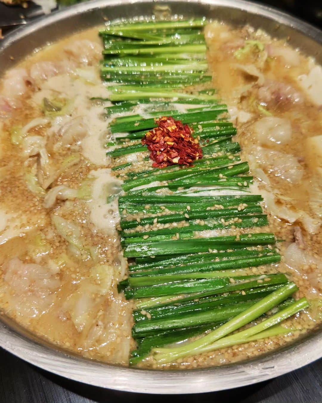 和田益典さんのインスタグラム写真 - (和田益典Instagram)「◆昨夜の打合せ御飯  昨年末以来の「もつ鍋おおやま」  前回はリンクス店やったけど今回はルクアで。(隣やん)  鍋は味噌と醤油と水炊き風の中から前回同様に味噌をチョイス。  馬刺し旨し、すもつ激旨 (←これアテに延々と呑めるやつ)、そして共喰いも忘れずに！  飲み放題のタイムを終えても打合せは続き、結局酒を単品で頼みながら閉店まで居たのだが、更に打合せが必要だったので外で終電まで話し合ってましたわ。  俺は環状の終電に久々に乗って弁天町で降りたんやけど、万博に向けた工事に伴ってロータリーが閉鎖されてましたわ。  ちょっと来んうちに様変り。 . . . #モツ鍋 #もつ鍋 #味噌モツ鍋 #味噌もつ鍋 #みそもつ鍋 #鍋 #おおやま #もつ鍋おおやま #鍋屋 #もつ #キタ #ルクア #馬刺し #明太子 #大阪キタ #酢もつ #ニラ #博多名物 #牛もつ #飯テロ #鍋テロ #馬肉 #鍋スタグラム #gourmet #dinner #foodstagram #food #beer #osaka #japan .」9月17日 15時05分 - masunori_wada