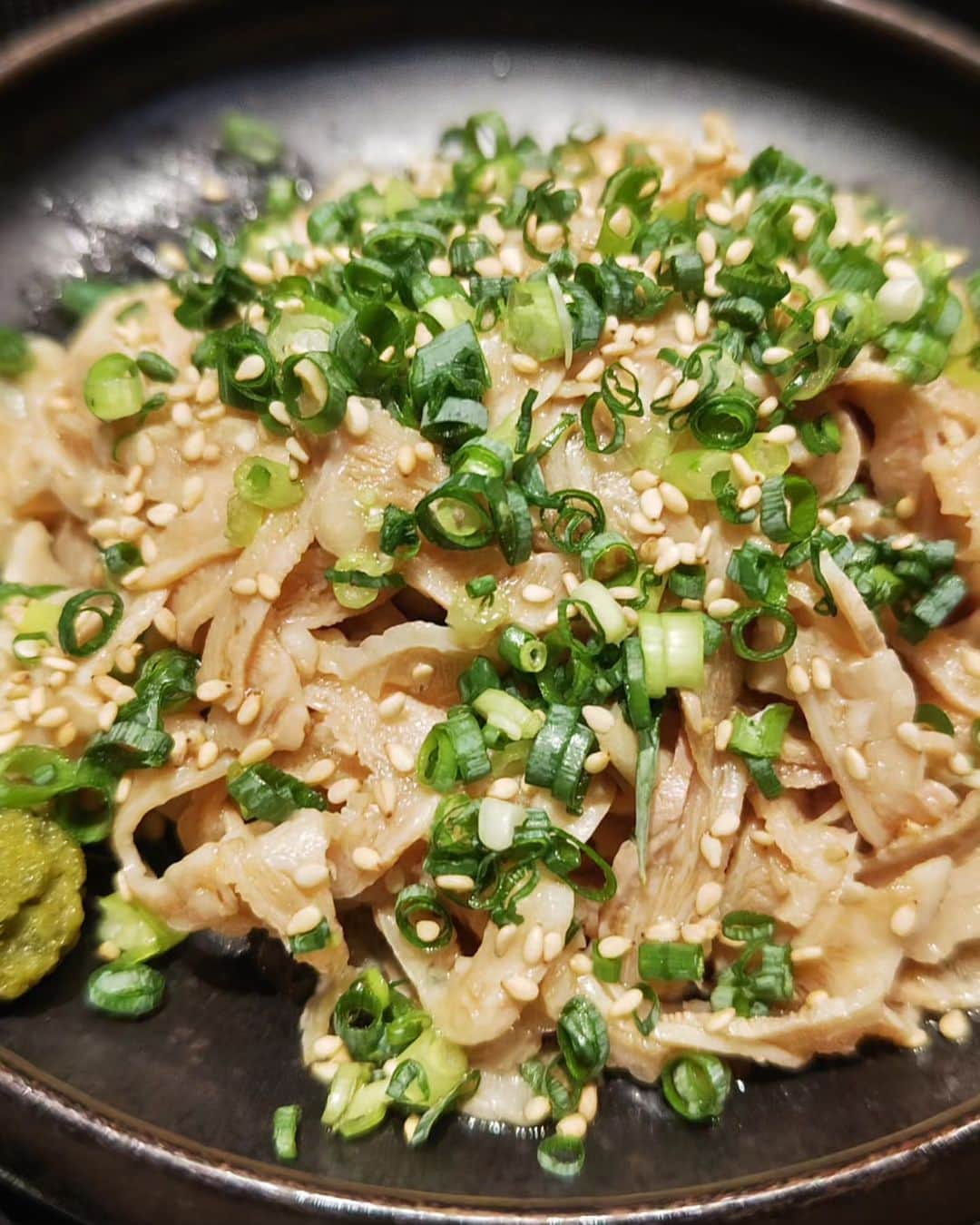 和田益典さんのインスタグラム写真 - (和田益典Instagram)「◆昨夜の打合せ御飯  昨年末以来の「もつ鍋おおやま」  前回はリンクス店やったけど今回はルクアで。(隣やん)  鍋は味噌と醤油と水炊き風の中から前回同様に味噌をチョイス。  馬刺し旨し、すもつ激旨 (←これアテに延々と呑めるやつ)、そして共喰いも忘れずに！  飲み放題のタイムを終えても打合せは続き、結局酒を単品で頼みながら閉店まで居たのだが、更に打合せが必要だったので外で終電まで話し合ってましたわ。  俺は環状の終電に久々に乗って弁天町で降りたんやけど、万博に向けた工事に伴ってロータリーが閉鎖されてましたわ。  ちょっと来んうちに様変り。 . . . #モツ鍋 #もつ鍋 #味噌モツ鍋 #味噌もつ鍋 #みそもつ鍋 #鍋 #おおやま #もつ鍋おおやま #鍋屋 #もつ #キタ #ルクア #馬刺し #明太子 #大阪キタ #酢もつ #ニラ #博多名物 #牛もつ #飯テロ #鍋テロ #馬肉 #鍋スタグラム #gourmet #dinner #foodstagram #food #beer #osaka #japan .」9月17日 15時05分 - masunori_wada
