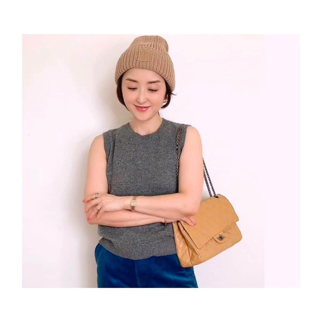 室井由美子さんのインスタグラム写真 - (室井由美子Instagram)「最近のお気に入り。 @mackage ベージュカラーのニット帽。先日オープンした南青山のショップも、モダンでステキ。 ・ #ユニクロC #話題のカシミヤニットに合わせて #mackage #uniqloc #uniqlo  #upperhights #chanel #valextra #bag #shoes #denim  #fashion #ootd」9月17日 15時09分 - yumikomuroi