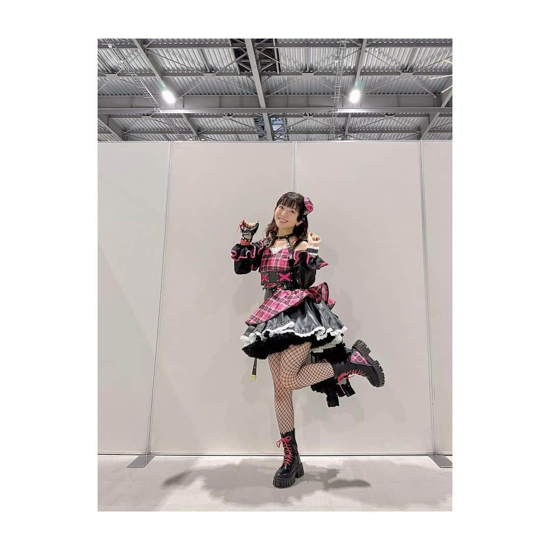 牧野由依さんのインスタグラム写真 - (牧野由依Instagram)「⸜❤︎ THE IDOLM@STER CINDERELLA GIRLS Shout out Live!!! ❤︎⸝  お写真少しずつ載せていきます！ 今回はいつものような編み込みカチューシャではなく、細かい三つ編みと一緒にリボンを入れ込んで頂くというヘアスタイルでした🎀 ちょっぴり新鮮✨  まゆちゃんらしい動きを出すのに欠かせないパニエは今回ベーシックな枚数の倍入ってます（笑）  アンコールのTシャツは衣裳さんが一人ひとりカスタマイズしてくださったのですが、私は丈を短くすると柄がパツっと切れてしまうのが寂しかなったので、一気に短くせず下部分をフリンジにして頂くことでどことなく柄を感じられるデザインにして頂きました👕✨  ネイルはライブ前にサロンで衣裳の雰囲気をお伝えして、アートしていただいたのですが、ラブリーに振りすぎない赤、黒、ピンクでめちゃめちゃきゃわたんに♡  pic2:「パジャマジャマ」のラストポーズ パッジャマ♪」9月17日 15時21分 - yui_makino0119