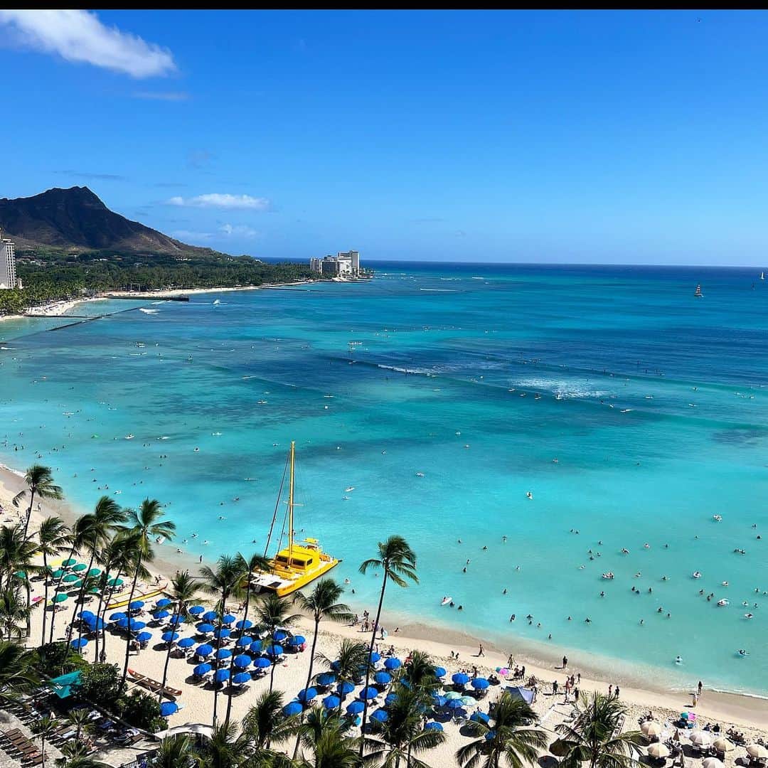 マキ・コニクソンさんのインスタグラム写真 - (マキ・コニクソンInstagram)「ハワイの海の色って 一言では描写できない程美しい。 モヤモヤが一気に吹っ飛んじゃう。 偉大なパワーを感じる！  ロイヤルハワイアンホテルのお部屋から カシャリンコ。 ここから見る景色が大好き❤  今日も一日頑張らずに 頑張ろー！💪🏼  #エアハワイ #ハワイのおすそ分け🤙🏼  #モヤモヤ解消法」9月17日 15時15分 - makikonikson