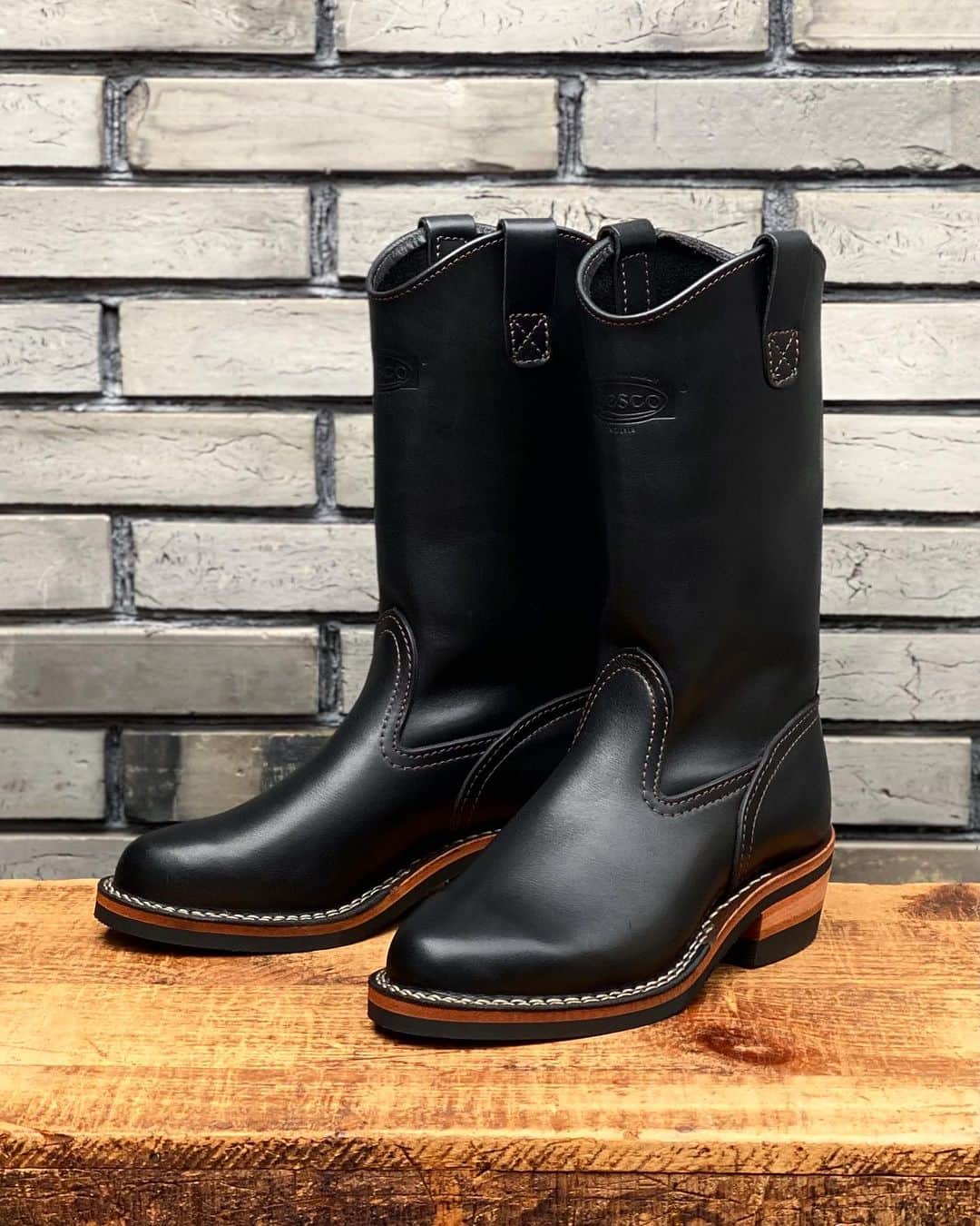 のインスタグラム：「【Stock Boots】  シャープなシルエットが人気の"Morrison"のご紹介！  ウエスコブーツの数あるラインナップの中で、農作業など乗馬に関わる職業に向けたワークブーツの「モリソン」。いわゆるウエスコ製のウェスタンブーツです。 仕様など詳細はWESCO JAPAN STAFF BLOGにて紹介しています。是非ご覧ください！ @wesco_japan アカウントトップのURLからブログへリンクします。  #westcoastshoecompany #wesco #wescoboots #morrison #boots #westernboots #westernstyle #since1918 #100YEARS #oregon #portland #scappoose #madeinUSA🇺🇸 #osaka #wescojapan #tokyo #wescoebisu #wescosetagaya」