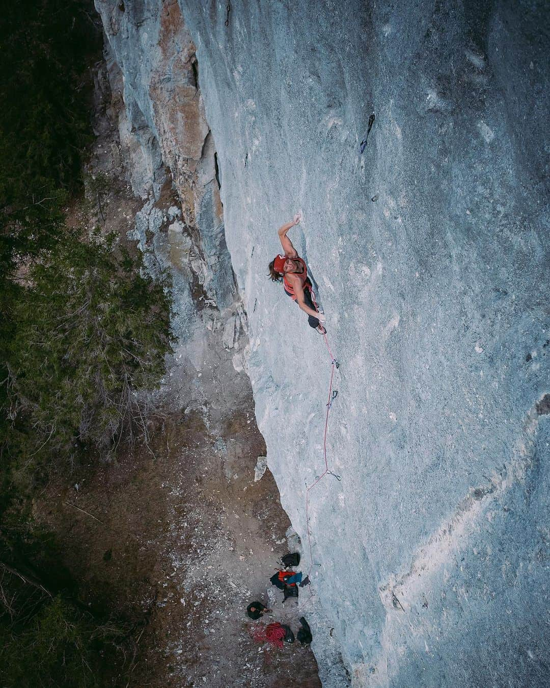 バーバラ・ザンガールさんのインスタグラム写真 - (バーバラ・ザンガールInstagram)「Back at this wall!!! The last couple of weeks we enjoyed some simple sport climbing days around home.  Climbing some for us new lines like “Siesta” 8c in Vättis (CH), Jacopo did the first and impressive fast repetition of “Essenz” 9a and yesterday I sent the 40m pumpfest of Dani Benz called “Haschen nach Wind” 8c. (Voralpsee, CH) That one was a real mind battle because the hardest move was waiting at the very very end of the line. Chapeau to Dani who did the first ascent—(that one felt harder than Missing link) and is definitely one of Voralp’s best lines.   Thanks to @lea__kempf for joining!!   📸 @jacopolarcher pic from back in the days on “missing link”  @blackdiamond @lasportivagram @corosglobal @vibram @frictionlabs @powerbar」9月17日 15時31分 - babsizangerl