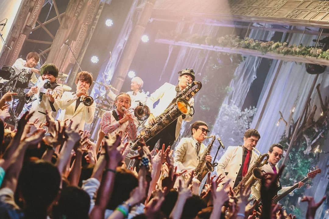 フジテレビ「Love music」のインスタグラム：「今夜、最終回🥺  番組最多出演‼️ 東京スカパラダイスオーケストラ 「DOWN BEAT STOMP」 「Paradise Has No Border feat.さかなクン」  パフォーマンス🎷🥁  今夜24:30-放送 ※地域によって放送日程が異なります。　 各放送局のHPにてご確認下さい。  📷白石達也  #Lovemusic #ラブミュージック」