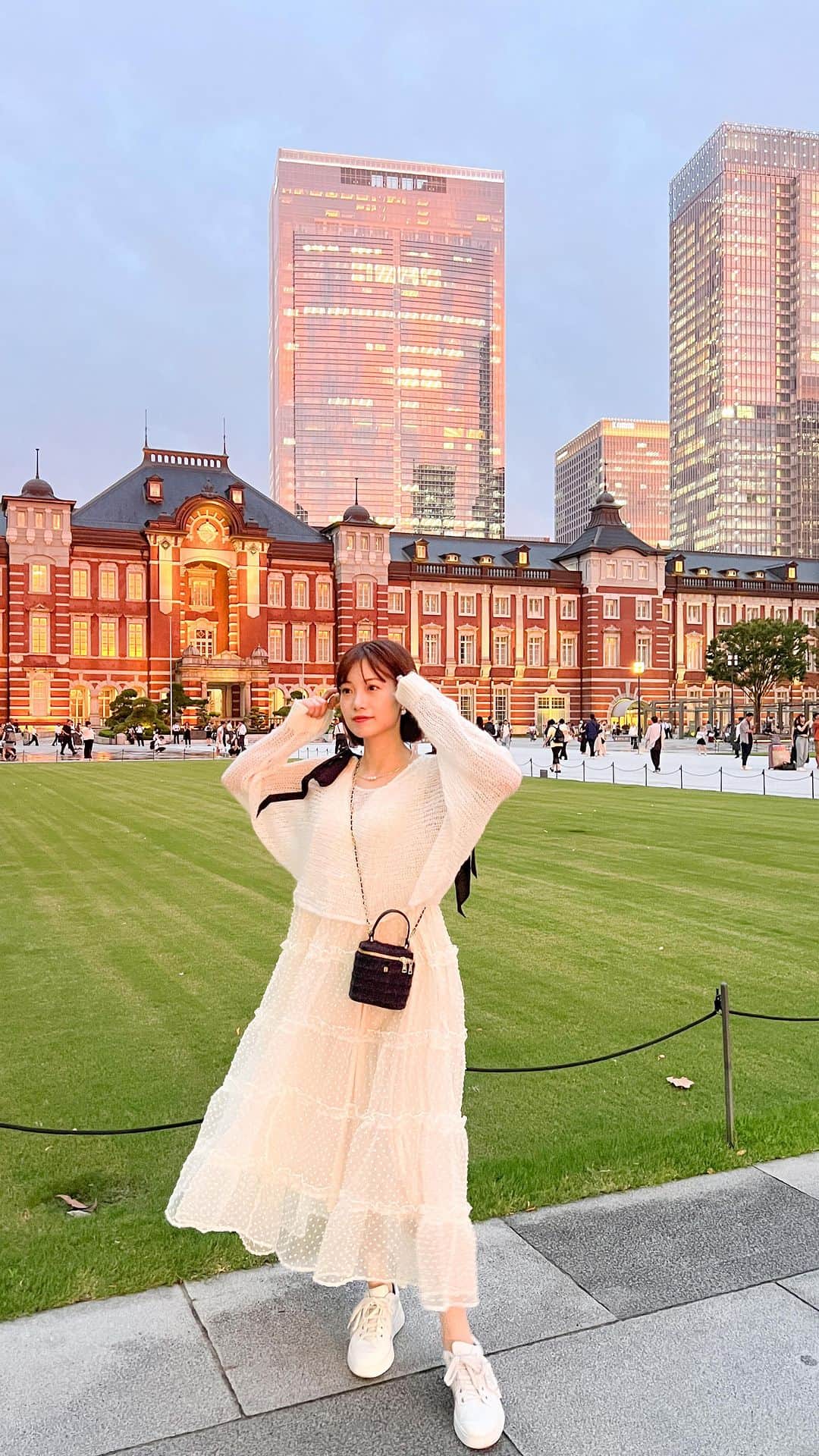のインスタグラム：「tokyo vlog...🗼  東京駅周辺を散策したときの、、🤍 普段、あんまり行かないから楽しかった☺️  @_bonneofficial_ のワンピ可愛い😌✨ ふわっふわなんです♡ ついついクルクルと回りたくなる🌀  #BONNE#bibiy#bibiy_girl#Amy#Amyaccessory#東京駅#丸の内カフェ#vlog」