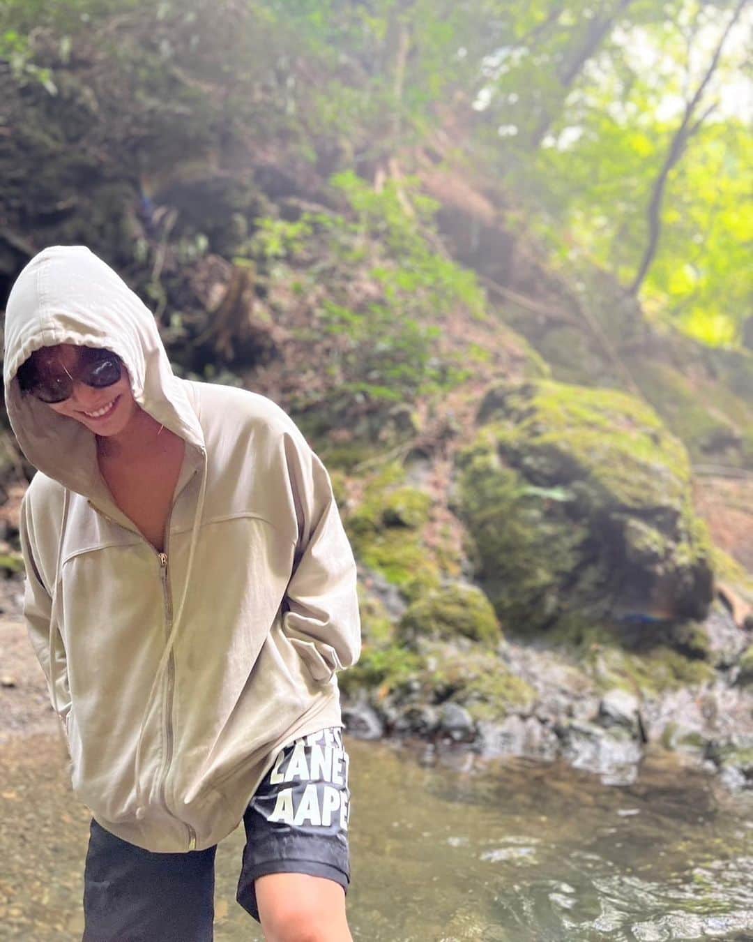 山田涼介さんのインスタグラム写真 - (山田涼介Instagram)「⁡ ⁡ 自然を感じてきました。 たまに出る外は凄く癒される。 川に寝そべってるのは、サウナに入って水風呂代わり。 きーもーちーかった。 ⁡ #Ryosukeのいんすた #山田涼介」9月17日 15時23分 - ryosuke_yamada059