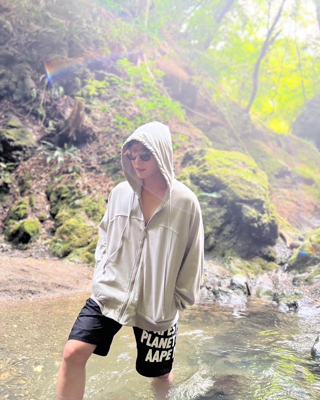 山田涼介のインスタグラム：「⁡ ⁡ 自然を感じてきました。 たまに出る外は凄く癒される。 川に寝そべってるのは、サウナに入って水風呂代わり。 きーもーちーかった。 ⁡ #Ryosukeのいんすた #山田涼介」