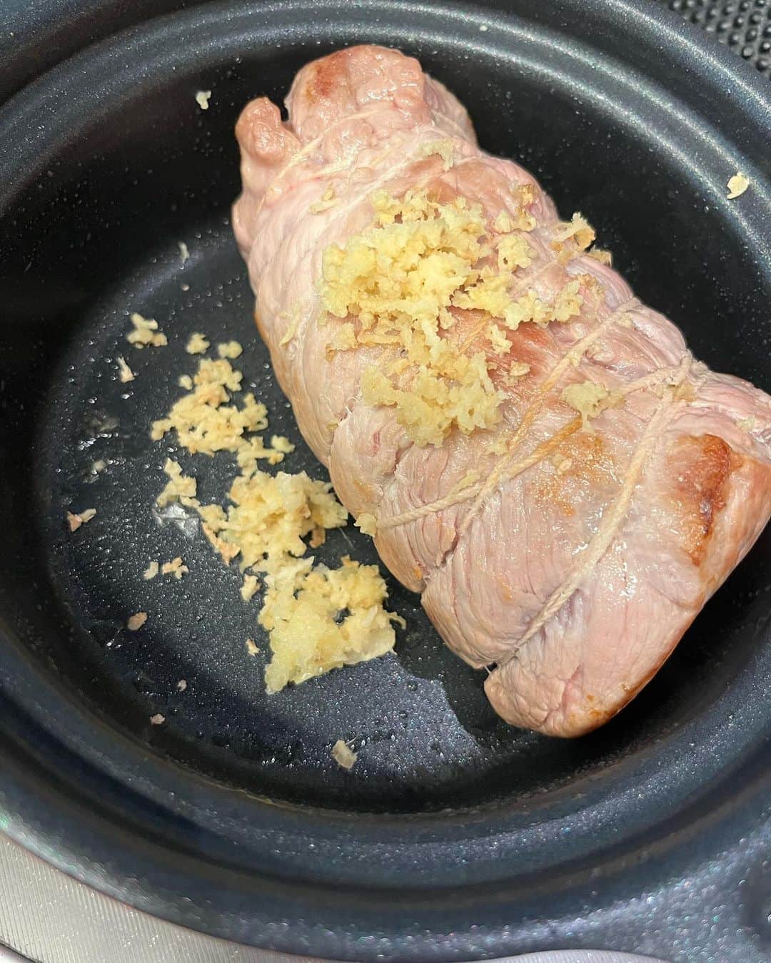 工藤静香さんのインスタグラム写真 - (工藤静香Instagram)「焼き豚風の煮豚✨‼️ スーパー簡単です！  ニンニク 生姜 ネギ 八角  お酒 糖類 醤油  フタのできる小さめの鍋かフライパンで、フォークなどでブツブツ刺し、ニンニク、生姜、豚肉に焼き目を入れて、たまーにひっくり返しながら調味料をいれて30分煮ます。 食べるまで放置😄  残ったタレが美味しいので、翌日何かに使えます！ もっと煮詰めても良いし、片栗粉を少し入れても最高です！  お酒　醤油　砂糖は同量の割合で！  タイのカルパッチョは、塩レモンオレンジを乗せ、ニンニクとタイムを入れたオリーブオイルをかけました！ 香りも良く美味しいです。」9月17日 15時24分 - kudo_shizuka