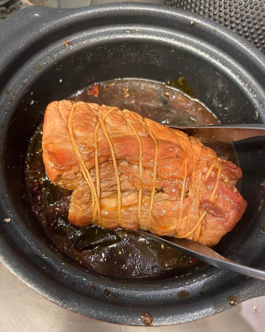 工藤静香さんのインスタグラム写真 - (工藤静香Instagram)「焼き豚風の煮豚✨‼️ スーパー簡単です！  ニンニク 生姜 ネギ 八角  お酒 糖類 醤油  フタのできる小さめの鍋かフライパンで、フォークなどでブツブツ刺し、ニンニク、生姜、豚肉に焼き目を入れて、たまーにひっくり返しながら調味料をいれて30分煮ます。 食べるまで放置😄  残ったタレが美味しいので、翌日何かに使えます！ もっと煮詰めても良いし、片栗粉を少し入れても最高です！  お酒　醤油　砂糖は同量の割合で！  タイのカルパッチョは、塩レモンオレンジを乗せ、ニンニクとタイムを入れたオリーブオイルをかけました！ 香りも良く美味しいです。」9月17日 15時24分 - kudo_shizuka