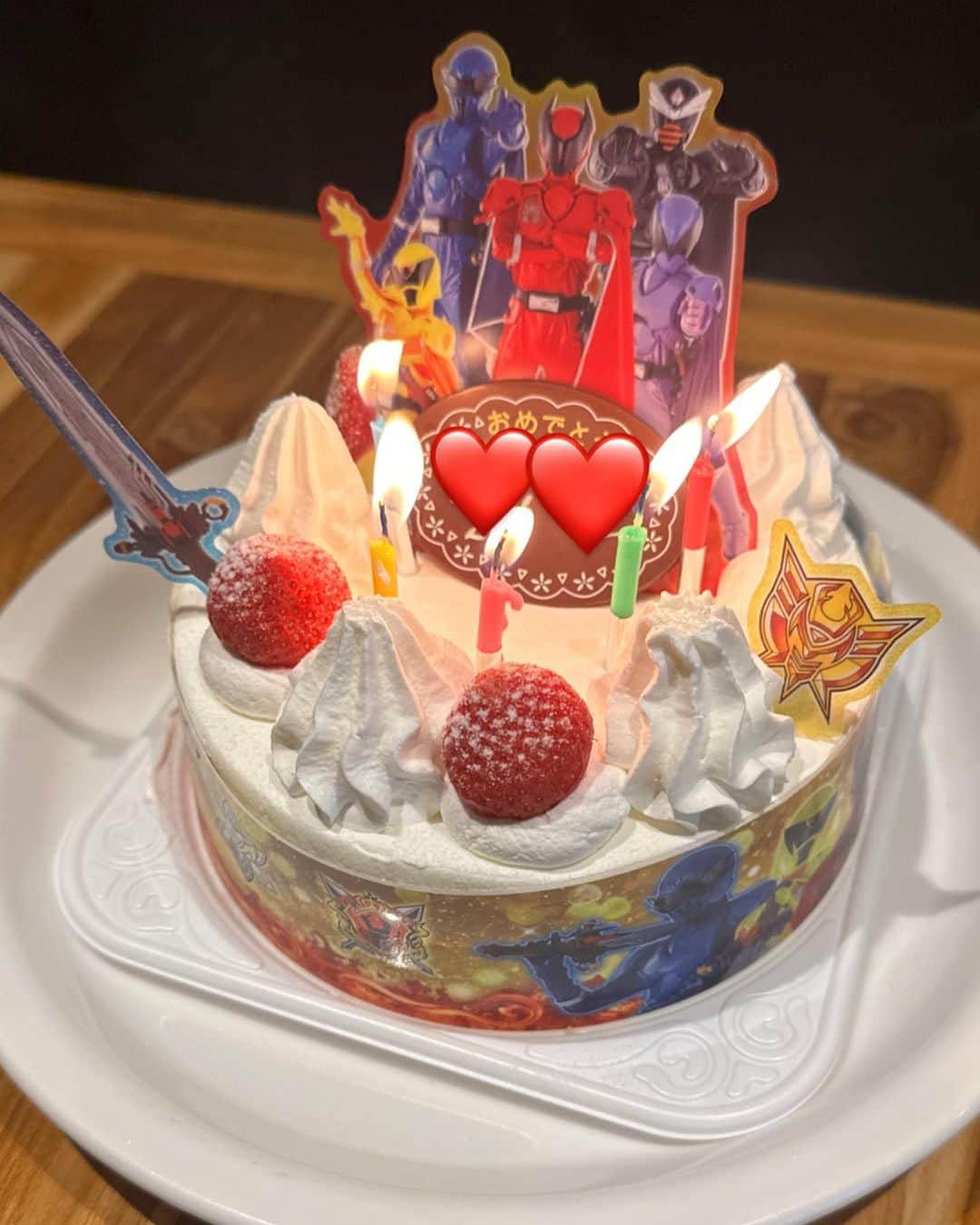 小野麻亜矢のインスタグラム：「お誕生日は 大好きなお友達に囲まれてお祝いしてもらってご満悦！ 母もその顔が見られて嬉しい限りです☺️  キングオージャーのケーキは 私も息子もケーキがあまり食べられないので、お友達に手伝ってもらって一件落着！笑  さらに、フライングゲットしたプレゼントと、メダル型のカードにも大興奮！ 楽しい楽しい夏のはじまり〜  #キングオージャーケーキ #お誕生日会 #フライングゲットプレゼント #振り返り投稿」