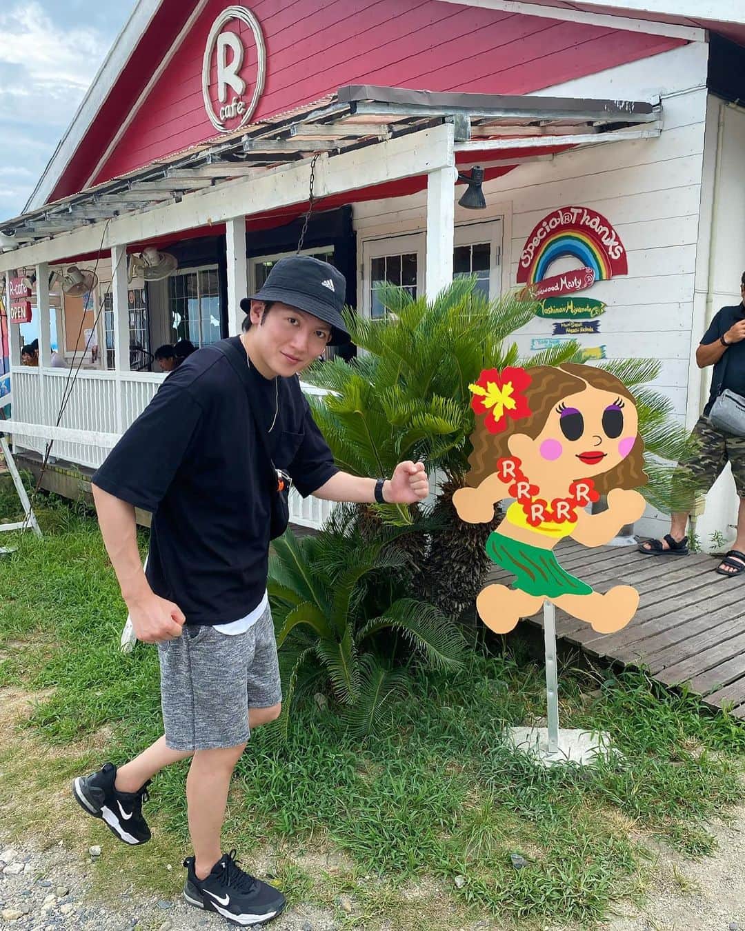 安達雅哉さんのインスタグラム写真 - (安達雅哉Instagram)「まだ続きます。 夏の思い出シリーズ🏝️ ⁡ 台風接近で湖水浴は諦めてカフェでロコモコ。 浜辺まで行ったけどこれは泳げたな… ⁡ #飛び出し坊や #Rcafe #ロコモコ #琵琶湖 #夏の思い出」9月17日 15時24分 - adachimasaya