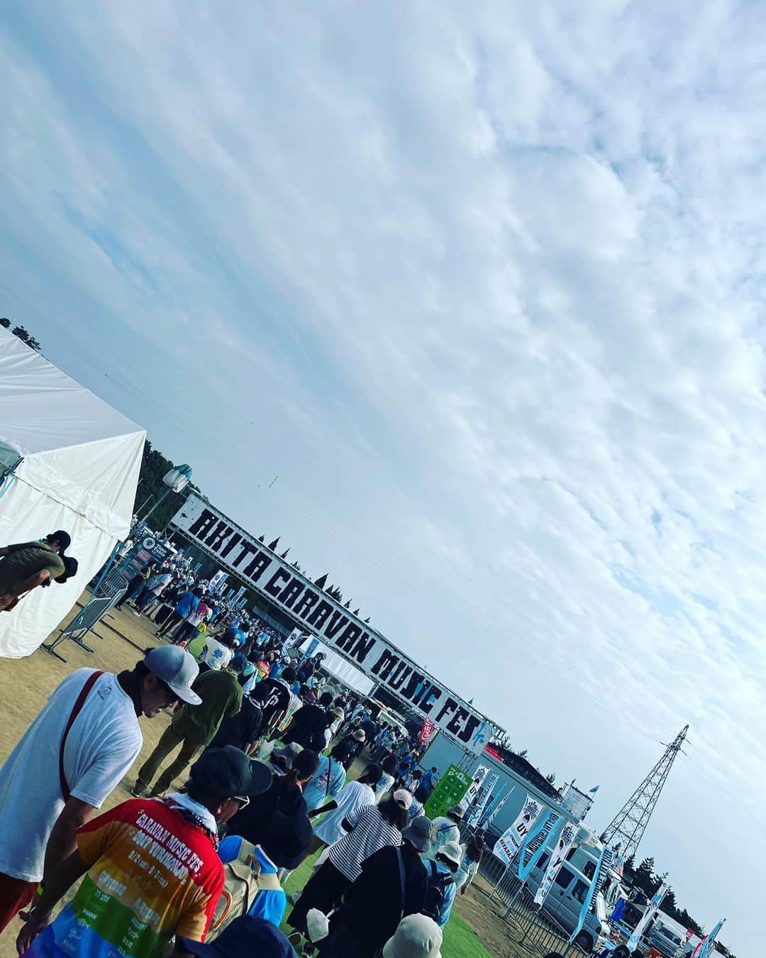 やまだひさしのインスタグラム：「秋田到着！ 涼しい夏フェス最高。 #やまだひさし #ラジオ #DJ #akitacaravanmusicfes」