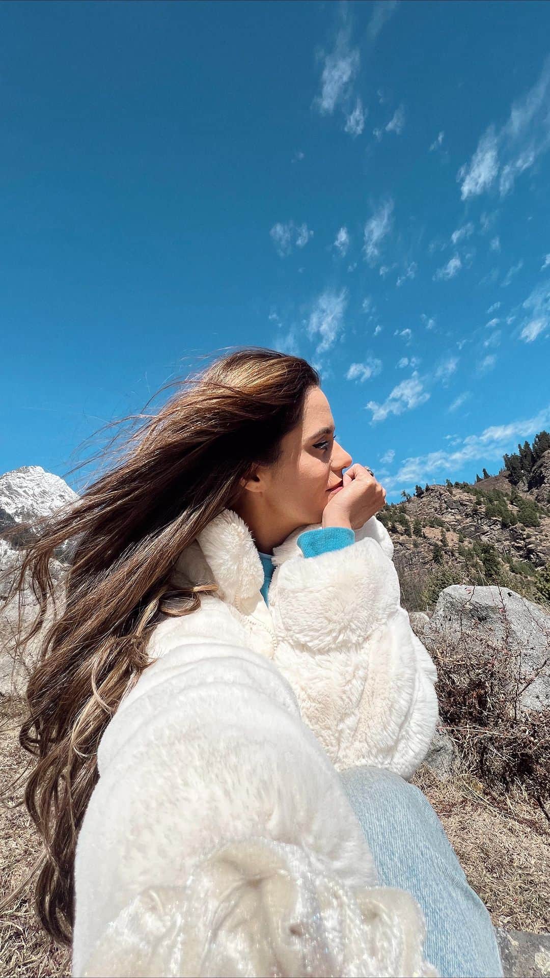 Aakriti Ranaのインスタグラム：「Just a few months ago we got married in Manali and the roads were absolutely breathtaking. I was shocked to see the state of the roads and Manali this time. It took us forever to reach here as one side of the road has completely been damaged due to landslide and the traffic has to wait for one side to move and then the other side moves. Manali is usually full of tourists but it feels so dead now. A lot of restaurants and hotels are closed as there is no business. It’s heartbreaking to see this.   Share this with someone who is planning a trip to Himachal.   #aakritirana #manali #delhimanalihighway #manalihighway #landslide #travelblogger #himachalpradesh #reelsinstagram」