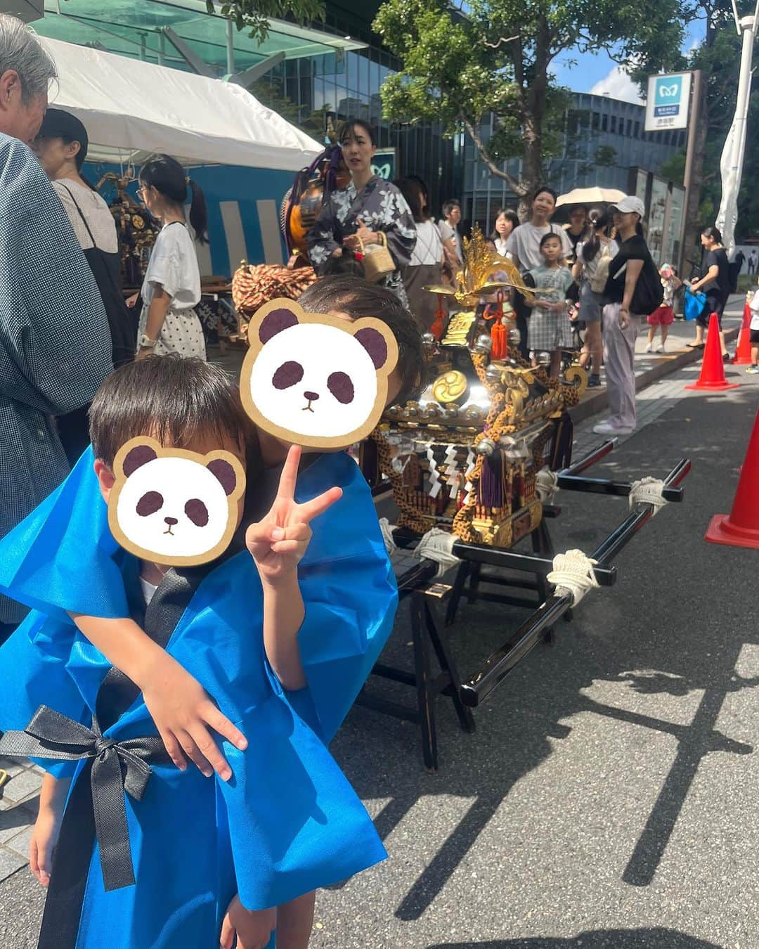 魚住咲恵さんのインスタグラム写真 - (魚住咲恵Instagram)「赤坂で犬猫の保護犬猫の活動を長年されていて、さらに銀座ではエステサロンを経営されている @atsuko_okawa さんにお誘い頂いて、赤坂で子ども神輿を担がせて頂きました🏮 わっしょい、わっしょい！どこでも常に変わらない長男は大きな声で。意外と場所見知りしてしまう次男も、なんとなく波に飲まれて、口パク頑張ってました（笑）貴重な経験、ありがとうございます😊 そんなあつこさんが主催されるいぬねこ里親会が、明日赤坂サカスで開かれるそうです❗️ ご興味ある方、またなかなか日常では接する機会のない方も、お時間あれば是非足を運んでみてください✨ 我が家も、もう少しキッズたちが落ち着いたら…ご縁があればいいなぁ〜  あつこさん、応援しております❗️  #秋祭り  #子ども神輿デビュー  #借りてきた猫みたいだった #明日は #犬猫里親会  #赤坂サカス広場  #素敵なご縁がありますように✨  #魚住咲恵」9月17日 15時29分 - sakie_uozumi.official