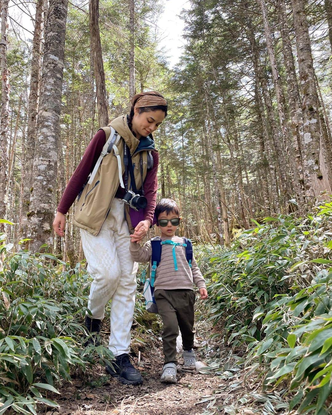 仲川希良のインスタグラム：「私の日々を解放してくれるブランド、ホォアナ・デ・アルコ 山旅でも大活躍なんです ・ 私にとってはホォアナを身に付けて歩くことで 日常と山とが繋がりやすくなる "いつものお気に入り"が 一歩先の世界に足を踏み出すときも安心をくれる ・ ・ 写真は息子連れでもOKのお散歩コース 北八ヶ岳、茶水ノ池周辺 標高は2000mをこえているので 普段とは全く違う植生の森歩きを味わえます ・ ・ この日はヘッドバンドとパンツがホォアナ！ 5月初旬のふもとは春真っ盛りだけど この辺りはあちこち残雪が 大きめサイズのジョガーパンツは下にタイツも重ねられるので 旅の間これ1本で気温差に対応できます◎ (※スウェット生地なので本格的な山歩きには不向きです) ・ ・ ・ ホォアナ・デ・アルコが日本で新しい船出のときを迎えています 9/30までのクラウドファンディングはあっという間に目標達成だったのですが このブランドに出会うに相応しい愛溢れるクラファンページを ぜひもっとたくさんの方に見ていただきたくて！ ・ しばらくカメラロールを遡りながらランダムな感じではありますが #ホォアナで山旅 として プライベートの山旅写真を投稿してみますね♩ ・ 気になった方はぜひホォアナ @juanadearco.japan のプロフィールから クラファンページにまとまっているブランドストーリーをご覧になってみてください ・ ・ ・ #アウトドア #アウトドアコーデ #登山 #トレッキング #ハイキング #キャンプ #親子アウトドア #北八ヶ岳 #ホォアナデアルコ」