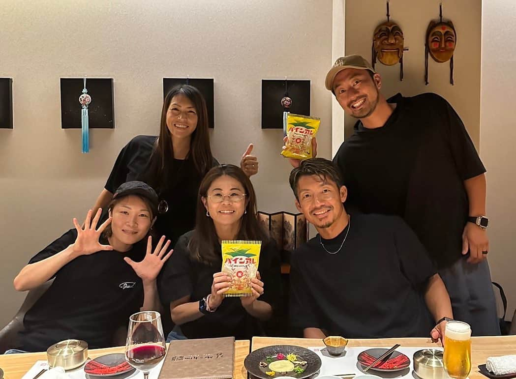 狩野恵輔さんのインスタグラム写真 - (狩野恵輔Instagram)「先日みんなで会食😃  今後のスポーツ界の話や他愛もない話をしたり楽しい時間でした✨  パワーをもらいました‼️  そして「パインアレ」で阪神優勝も祝いました笑  #元なでしこジャパン #サッカー #soccer #澤穂希 #阪口夢穂 #ラクロスレジェンド #lacrosse #山田幸代 #元阪神タイガース #元千葉ロッテマリーンズ #野球 #baseball #鳥谷敬 #パインアレ #阪神優勝」9月17日 15時41分 - keisuke_kanoh_official