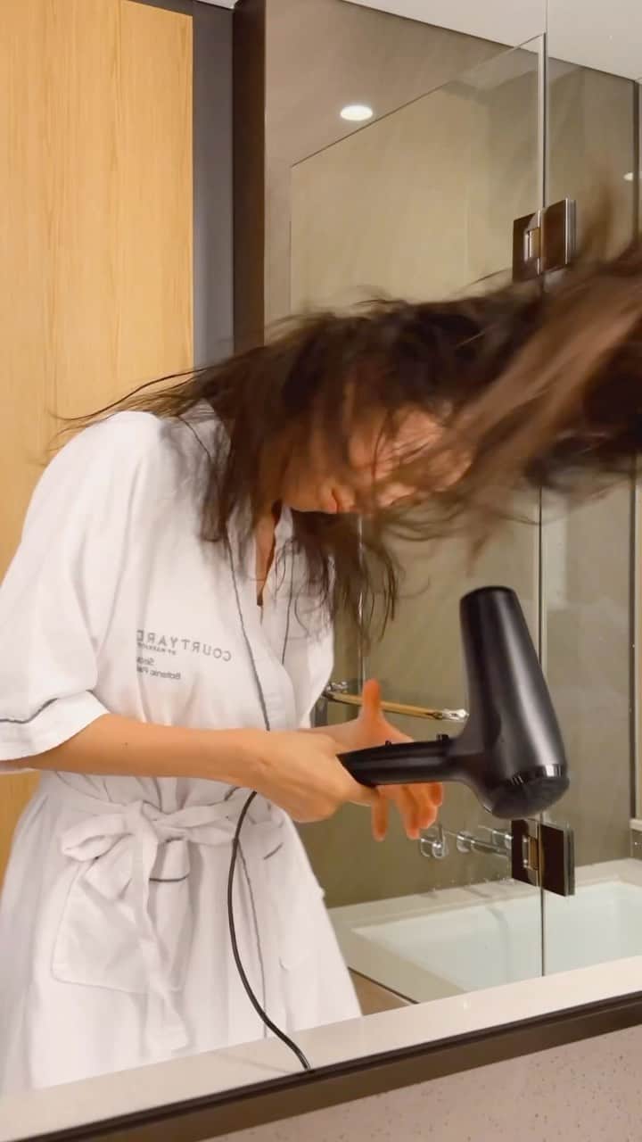 七野李冴のインスタグラム：「As usual.  #hairdryer #dance #alwayssmile #itsme #routine #hotelstay #courtyardbymarriott #gimpoairport #koreatravel #バスローブダンス #いつもの私 #ドライヤー」