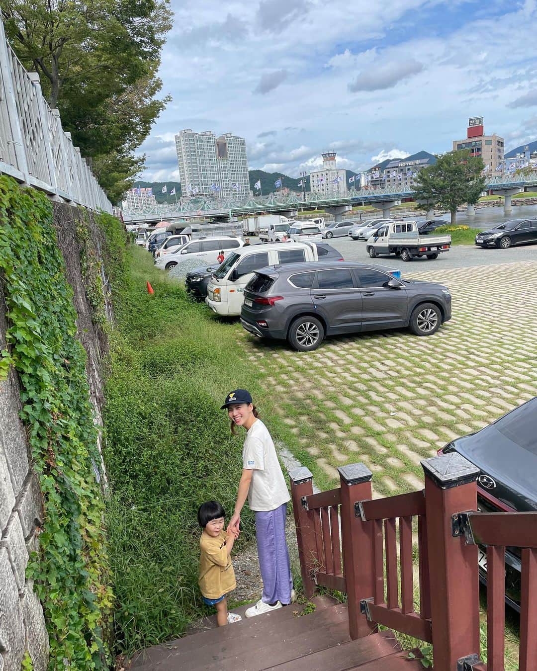 キム・ギバンのインスタグラム：「. 엄마랑 장흥나들이~ 많이 컸다💜 표고버섯 한바구니가 만원이라니.....🍄 맑은 날씨 감사합니다!! 이제 보성으로 가자!!!!💚 . #장흥삼합 #장흥토요시장  #표고버섯」