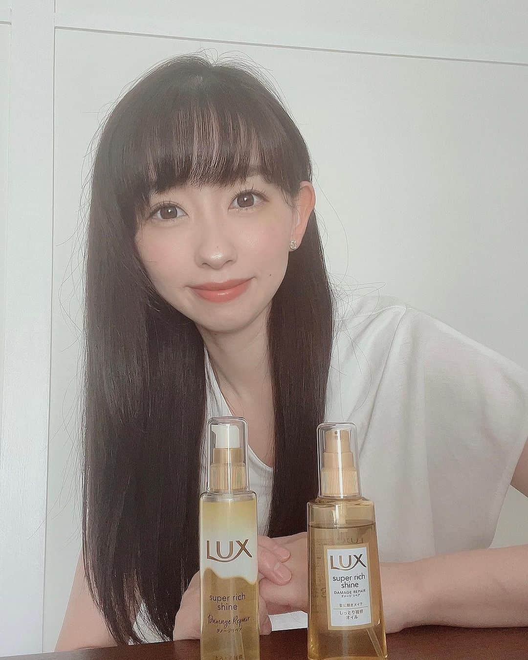 関明日香のインスタグラム：「. LUXスーパーリッチシャイン ヘアオイル  2種類試してみましたぁー✨✨ . ⚫︎とろとろ補修ヘアオイル（参考価格1100円） 柔らかな艶髪に導くオイルで髪に密着するということで、私は朝のセットオイルとして使用しております。サラサラのテクスチャーなのでベタ付かずスッと浸透して仕上がりがワンランクアップしてくれるので最近は毎日使用しています☺️ . ⚫︎リッチ補修オイル（参考価格1100円） 軽やかな艶髪に導くオイルでドヤイヤーの熱で髪に浸透しダメージ補修してくれるので、お風呂上がりの濡れた髪に付けてます！こちらも、サラサラオイルなのにしっとりした仕上がりになりドライヤー後のパサつきが軽減されています🙆‍♀️ . . . 香りはどちらも同じで甘めのフルーティーな香り🍎 使い続けたくなる良い香りですよ⭕️😊 私は癖での硬い髪なのでオイルでのヘアケアは必須です！お値段的にも使いやすい商品なので今後も愛用していきたいと思います☆ 皆さんもチェックしてみてねー❤️❤️ . . . . #ガチモニター_LUXスーパーリッチシャイン #ヘアケア　#ヘアオイル　#京都　#japan #kyoto 　#関西　#関西タレント　#フリーアナウンサー　#リポーター　#ラジオパーソナリティー  #コスメ好き　#コスメ　#メイク　#美容　#コスメオタク　#美容オタク #可愛くなりたい　#綺麗になりたい」