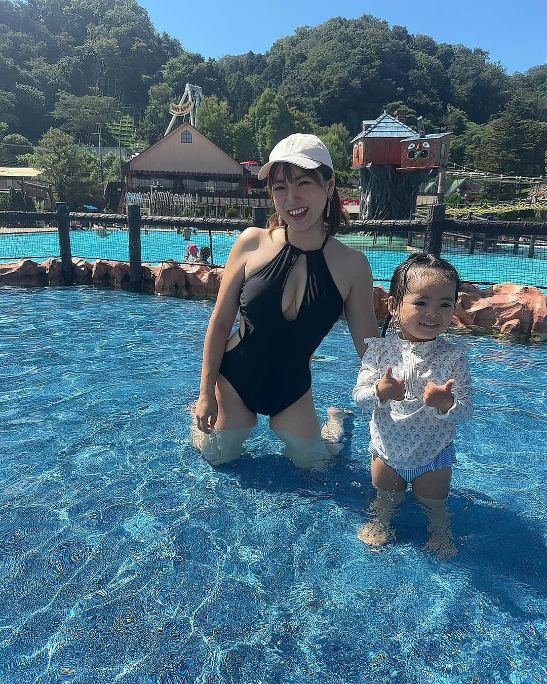 長尾麻由のインスタグラム：「いつかのプール⛱️ この日は平日で娘と行きましたが 夏休みは息子もお友達と一緒にプールに川にとても楽しんでました💛」