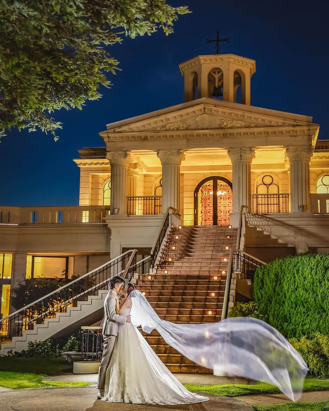 金沢結婚式 ヴィラグランディス金沢のインスタグラム：「✨  #chapel #nightphotography  ・ ・ ・ #toalllovers  #すべての愛しい人たちへ‥ #villagrandisweddingresort」