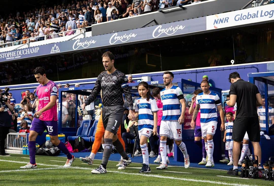 アスミル・ベゴヴィッチのインスタグラム：「Seriously tough luck for us yesterday. We fought hard and we look forward to our next game on Tuesday. Top support as always from our fans. 🆎🧤🔵⚪️ @officialqpr @ab1gk」