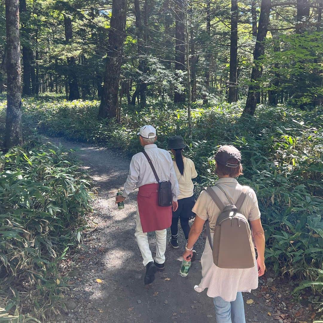 おちあやこさんのインスタグラム写真 - (おちあやこInstagram)「10年ぶりの上高地。 連休で人が溢れてますが、美しい風景と美味しい空気を堪能。  次はいつこれるか、わかんないから 10年分ス〜ハ〜👃してきた。  #シルバーウィーク#上高地#河童橋」9月17日 15時51分 - ayako_ochi_fukuoka