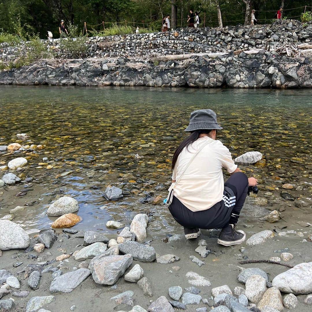 おちあやこさんのインスタグラム写真 - (おちあやこInstagram)「10年ぶりの上高地。 連休で人が溢れてますが、美しい風景と美味しい空気を堪能。  次はいつこれるか、わかんないから 10年分ス〜ハ〜👃してきた。  #シルバーウィーク#上高地#河童橋」9月17日 15時51分 - ayako_ochi_fukuoka