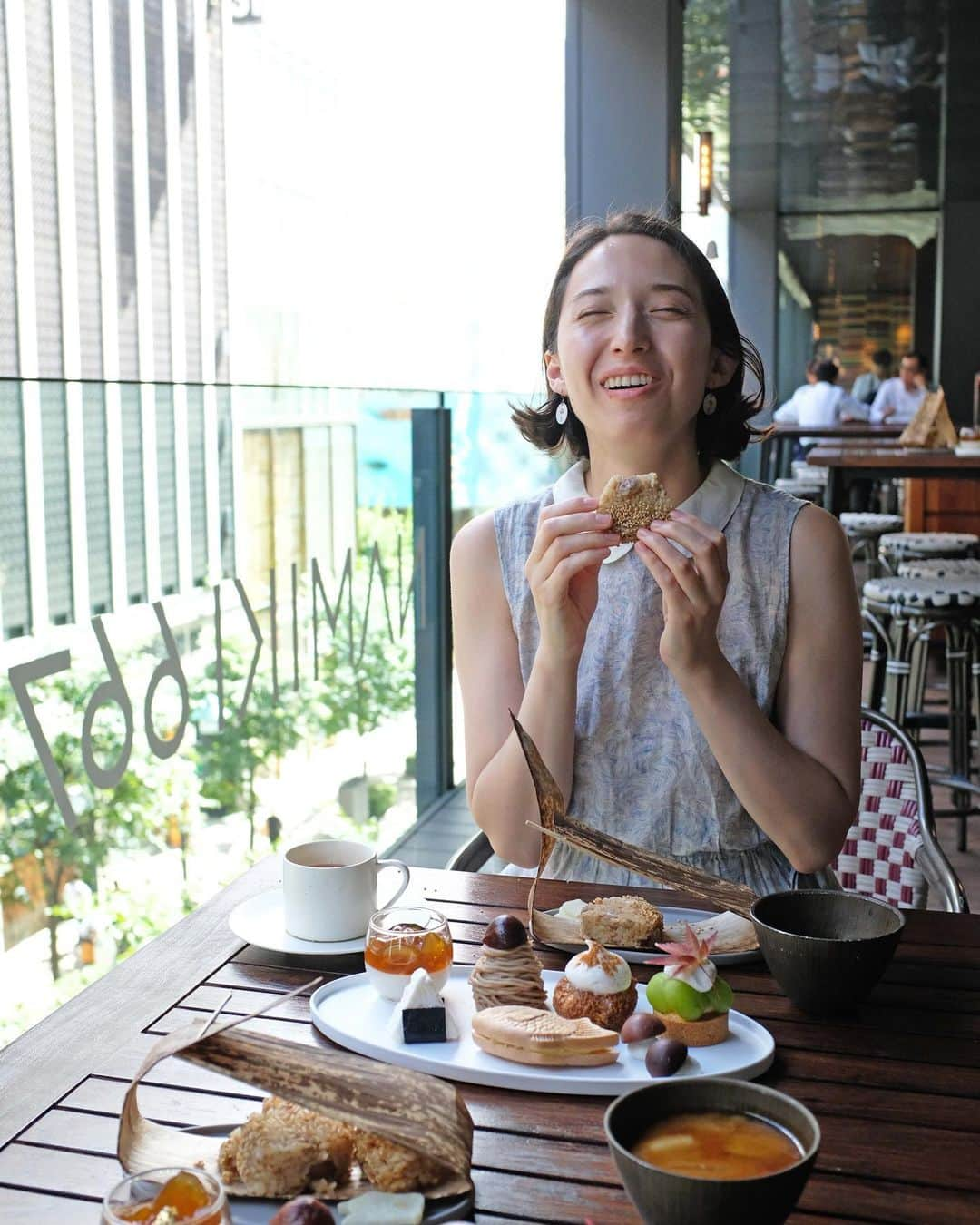 斉藤アリスのインスタグラム：「芋🍠栗🌰新米🌾 秋のまんぷくアフタヌーンティー🫖 @hyattcentricginza   おにぎり付いてるアフヌン🍙 はじめてでした👀✨ しかも中身は栗おこわ🌰 最高(≧∀≦)👍  芋、栗、南瓜の秋の味覚🎃 アイスたい焼き、 ほうじ茶までついてきて 日本の秋を満喫できますよ🍁  📍 芋、栗、新米！秋のまんぷくアフタヌーンティー 場所：ハイアットセントリック銀座 値段：1人3300円〜 期間：9月中。11月中。  #HYATTCENTRIC #ハイアットセントリック銀座  #銀座カフェ #銀座 #afternoontea #アフタヌーンティー  #東京カフェ #tokyocafe #tokyojapan  #tokyosweets #ヌン活 #アフヌン  #japanesegirl  #asiangirls #asianbeauty  #秋の味覚 #栗スイーツ #おにぎり #いもくりかぼちゃ #芋栗南瓜」