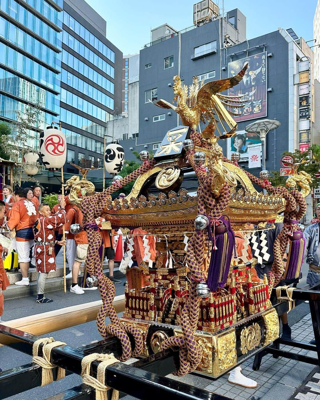 花總まりさんのインスタグラム写真 - (花總まりInstagram)「御神輿✨ 子供の頃はよく山車を引いていたのを思い出します😊 みんなもお祭りの思い出ある？😊 #祭り #御神輿」9月17日 16時14分 - hanafusamari_official