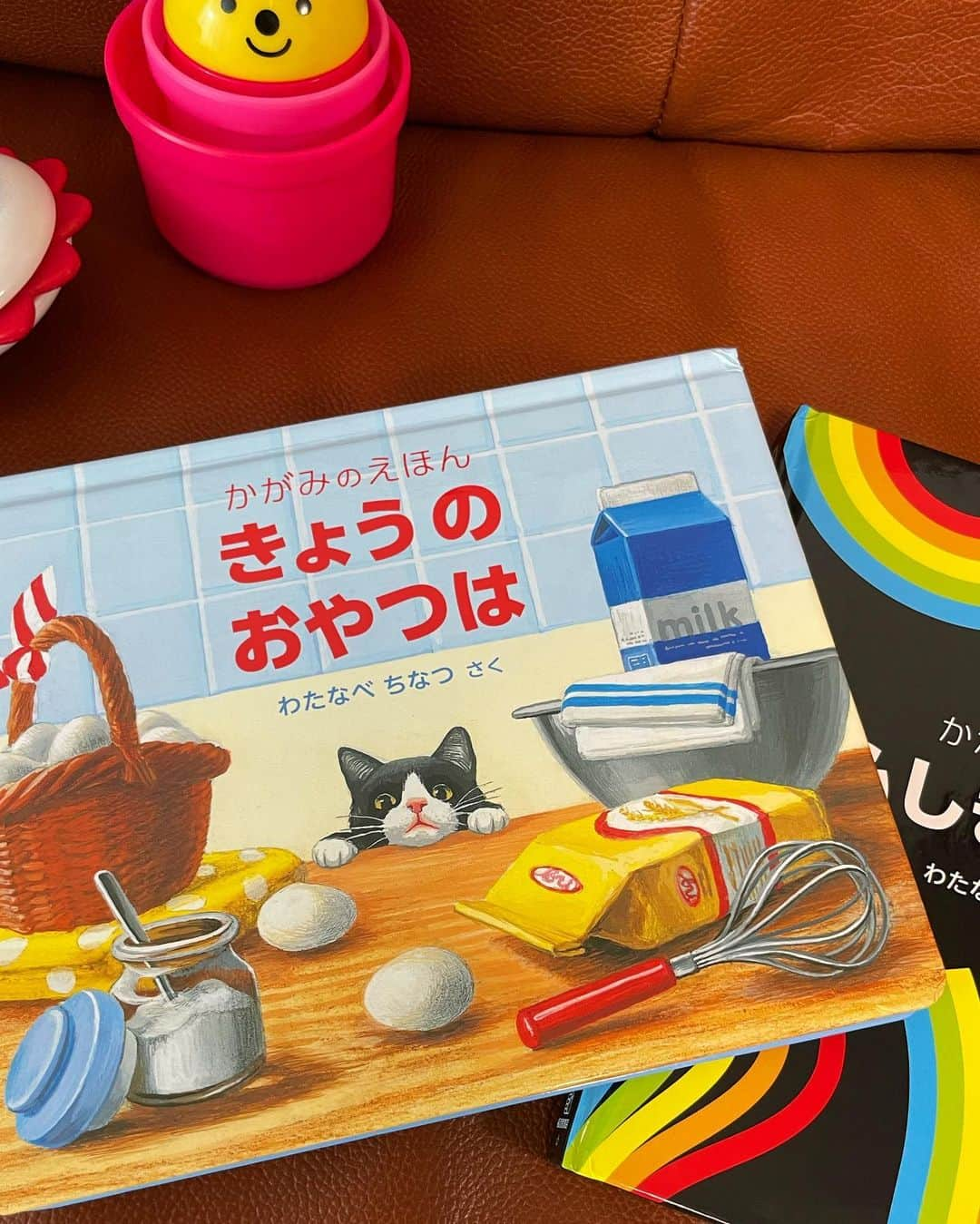 小林由未子さんのインスタグラム写真 - (小林由未子Instagram)「先日のひるおびロケ @ehonnavi_style の磯崎編集長に 息子がハマりそうな絵本 こっそり教えて頂きました🤭  “かがみのえほん”  この絵本は本を開くとページの左側が 鏡になっていてその鏡に絵を写して 楽しむ絵本になっています🐈‍⬛  絵本のホットケーキが それはそれは美味しそうで.... 息子ら食べる真似をしながら楽しんでいます  #私はこの絵本を見るたびに #ホットケーキが食べたくなる」9月17日 16時08分 - _yumikobayashi_