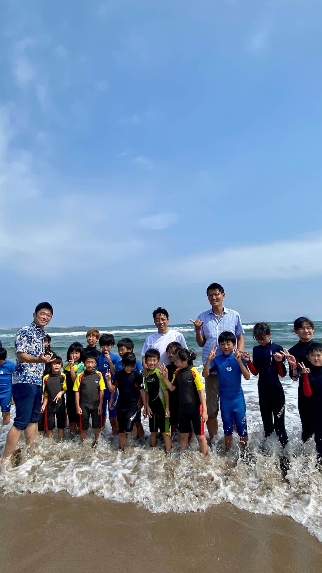 小泉進次郎のインスタグラム：「今日は福島県南相馬市の北泉海岸で開催されたサーフィンイベント「北泉サーフフェスティバル2023 福島復興支援ビーチイベント」に参加し、福島の子どもたちとのビーチクリーンや海遊びを楽しみました（私はイベントのアンバサダーをお引き受けしました）。  処理水放出後だからこそ開催する意義がある！という強い想いで準備・運営された南相馬市の室原さんをはじめとする実行委員会のみなさんの気持ちに応えるべく、自民党サーフィン議連の勝俣衆議院議員と朝日参議院議員に加え、海洋プラスチックごみ対策を進める「大阪ブルー・オーシャン・ビジョン推進議連」のメンバーの笹川衆議院議員と高村衆議院議員とともに参加。  フランスとオーストラリアからもサーファーが参加してくれたことも、会場に福島県外からも来場者がいてくれたことも良かったです。  モデル・タレントの西山茉希さんもこどもたちとのサーフィンに参加するなどされていました。  地元の漁協の支所長さんが目の前の海で獲ったヒラメやホッキ貝も、南相馬のキュウリも、本当に美味しかったです（取材に来てくれたメディアの皆さんや来場者の皆さんとも一緒に頂きました）。  処理水の放出直後の今はメディアや世の中の関心は高いですが、これから何十年も続く処理水放出の中で関心が低下するのは間違いありません。それは仕方ないことなので、今だけではなく、これからも継続して関わっていくことが大事なことだと思っています。室原さんに作ってもらったメイドイン福島のサーフボードは今だけの支援ではなく、「継続」を形にしたものです。みなさんも、自分自身に合った形で、永く継続できる福島への応援の方法を見つけて実践してもらえたら嬉しいです。  とにかく、子どもたちが波打ち際で楽しそうにしている姿は最高でした！  福島の海は今日も綺麗でした（ビーチクリーンも、予想外にゴミが少ない綺麗な砂浜でした）。  #北泉海岸 #北泉サーフフェスティバル #福島県 #南相馬市 #ビーチクリーン #西山茉希 #常磐もの #ヒラメ #きゅうり #笹川博義 #朝日健太郎  #高村正大  #勝俣孝明  #自民党 #サーフィン議連 #大阪ブルーオーシャンビジョン #自民党福島県連 #小泉進次郎」