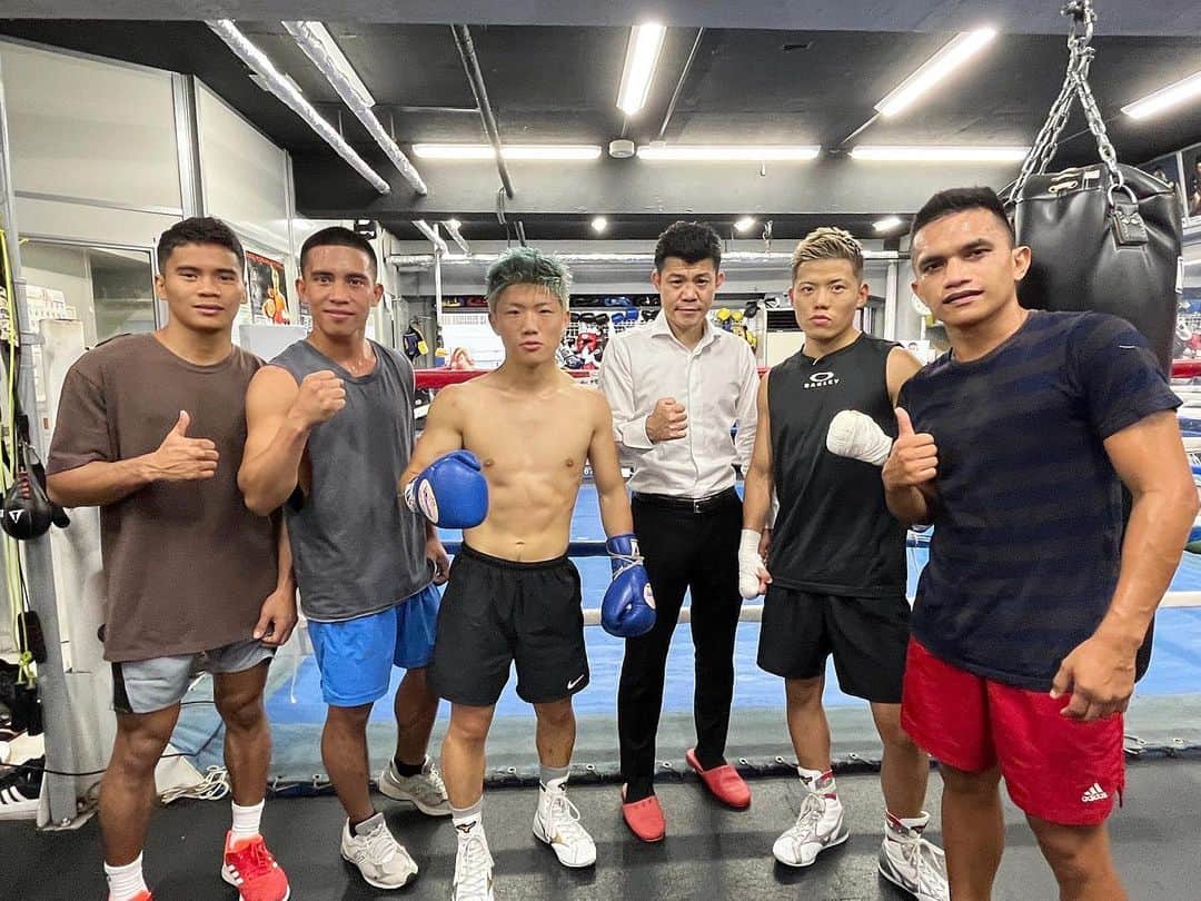 亀田興毅のインスタグラム：「10月7日の重岡兄弟統一戦に向けてフィリピンから三人のスパーリングパートナーを招聘。実力者相手に実戦さながらのスパーで心身共に準備万端。兄弟同時での正規王者誕生が待ち遠しい。  @3150fight vol.7 #拳闘士はゲンコツで語る @yudaishigeoka  @gin_boxing   ◾️スパーリングパートナー  ジェイソン・バヤソン 元WBCライトフライ級世界ランカー10勝5KO1敗  ジョン・ズレータ WBA世界ミニマム級3位 15勝8KO無敗3分  ミエル・ファバルド 東洋太平洋ライトフライ級チャンピオン WBCライトフライ級6位 WBOライトフライ級12位 IBFフライ級世界7位 11勝10KO1敗2分」