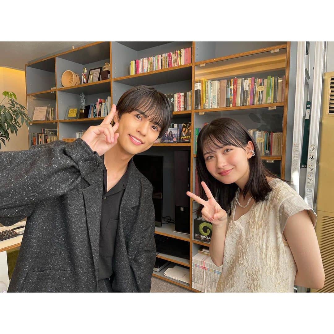 畑芽育さんのインスタグラム写真 - (畑芽育Instagram)「📺 ㅤㅤㅤㅤㅤㅤㅤㅤㅤㅤㅤㅤㅤㅤㅤ 本日25:15から MBS「女子高生、僧になる。」の 第1話が放送になります🙏  制作発表で再会した奥野僧、あ間違えた、奥野壮さんと。  寒さと、花粉と、笑いに耐えながら 楽しい作品作りをさせていただきました🤍  皆様是非是非ご覧くださいませ😉  #女子僧」9月17日 16時15分 - mei_hata_official