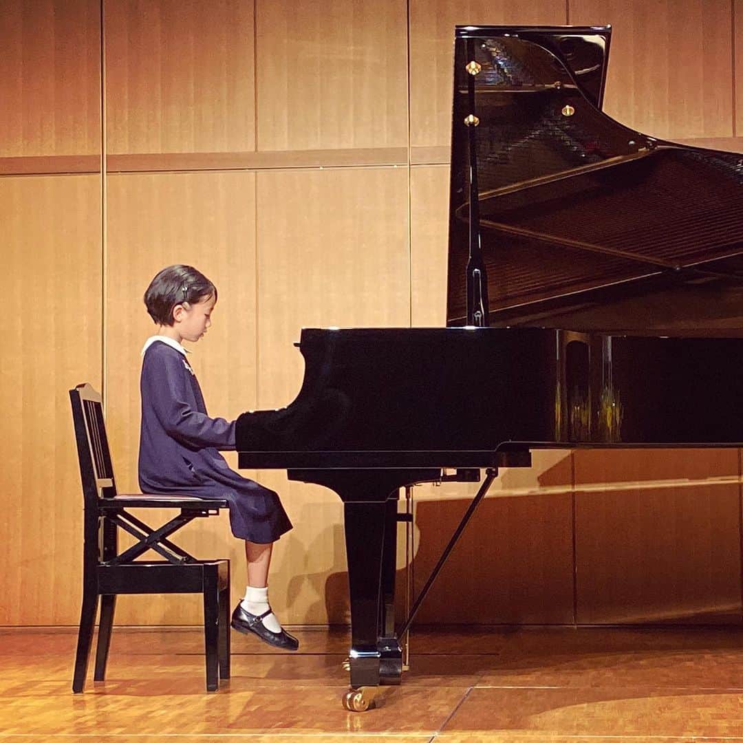 のインスタグラム：「はじめてのピアノ発表会♫  Mr.Childrenの初日よりも緊張しました。 直前まで娘が緊張しすぎて椅子の穴の数を数え始めたり、失敗したらどうしよう、帰るとか言い始めるというネガティブモード全開。しかも靴は朝犬にかじられぼろぼろw  母ちゃんもあたふたして、なぜか桜井さんはね。。。とか8歳に桜井さんの話をして勇気づけたりしてしまいました。笑  実際、あれだけメトロノームで練習していたセミバラッドがポップソングのように2倍速でオリジナルとなり軽快に見事に完奏。  10000点❗️  楽しかったようで、アンコールしたいと言って帰ってきたので、それだけで大満足です。  晴れ舞台は、親心も晴らしてくれました。  ところで、今朝NHKラジオで 親心をひとりで語ってます。 アーカイブとしてこちらから聴けます。数分ですがどうぞ。  NHK #マイあさ nhk.jp/my-asa ☑サンデーエッセー  ✔母と娘の夏休み物語 #ﾝhkr1  📳💻配信👇 nhk.or.jp/radio/ スマホ・パソコンでも聴けます!!」