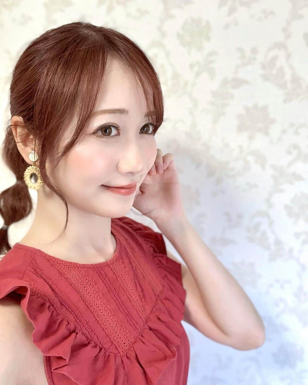 佐藤瀬奈のインスタグラム：「⠀ 【最近の美容記録📝✨】 フェイスラインがぼやけてるのが気になったので 久しぶりに @yuta89.03 さんにスティックハイフを していただいたよ🥰⠀ ⠀ 全体的にきゅっとリフトアップして フェイスラインもくっきり出てきた😭 施術前と施術後だと顔の形が変わってるレベル🥺 あと目がばっちり開く👁️✨ ほんとにいつもありがたい…😭🙏💓 大事な日の前とかにもほんとオススメ！ 今回も終始喋り倒してほんと楽しかった〜🤣笑⠀ ⠀  そしてスキンケアをIPSA にして、 とても肌調子が良いのでレポ🫶  《ME アルティメイトe 3 》 これを使い始めて肌にハリと透明感を感じるようになってきた✨ 冷房で乾燥してた肌も生き返ったよ👼 《ME アルティメイトe 》は自分の肌に合わせて選べるのが嬉しいよね🥹🫶 3は皮脂が少なめでややカサつきが気になる肌におすすめ☺️  《セラム０e》 毛穴目立ちやニキビ予防、肌の引き締めに対応する マルチケア美容液🌿 これのおかげかゆらぎ肌だったのが安定してきた🥹✨ あと毛穴もキュッとしてきてきた気がするから 使い終わる頃が楽しみ♪⠀ ⠀ 今のお気に入りの組み合わせがこの2つ♡⠀ これからどんどん乾燥する季節になるから 今のうちからしっかりケアしておこう🥺✨ ・ ・ ・ #Yeautty #スティックハイフ #アドバイザー中山 #ハイフ #リフトアップ #スキンケア #IPSA #イプサ #meアルティメイトe3  #セラム0e#gift#skincare#f4f  #コスメレポ #イプサ化粧水」