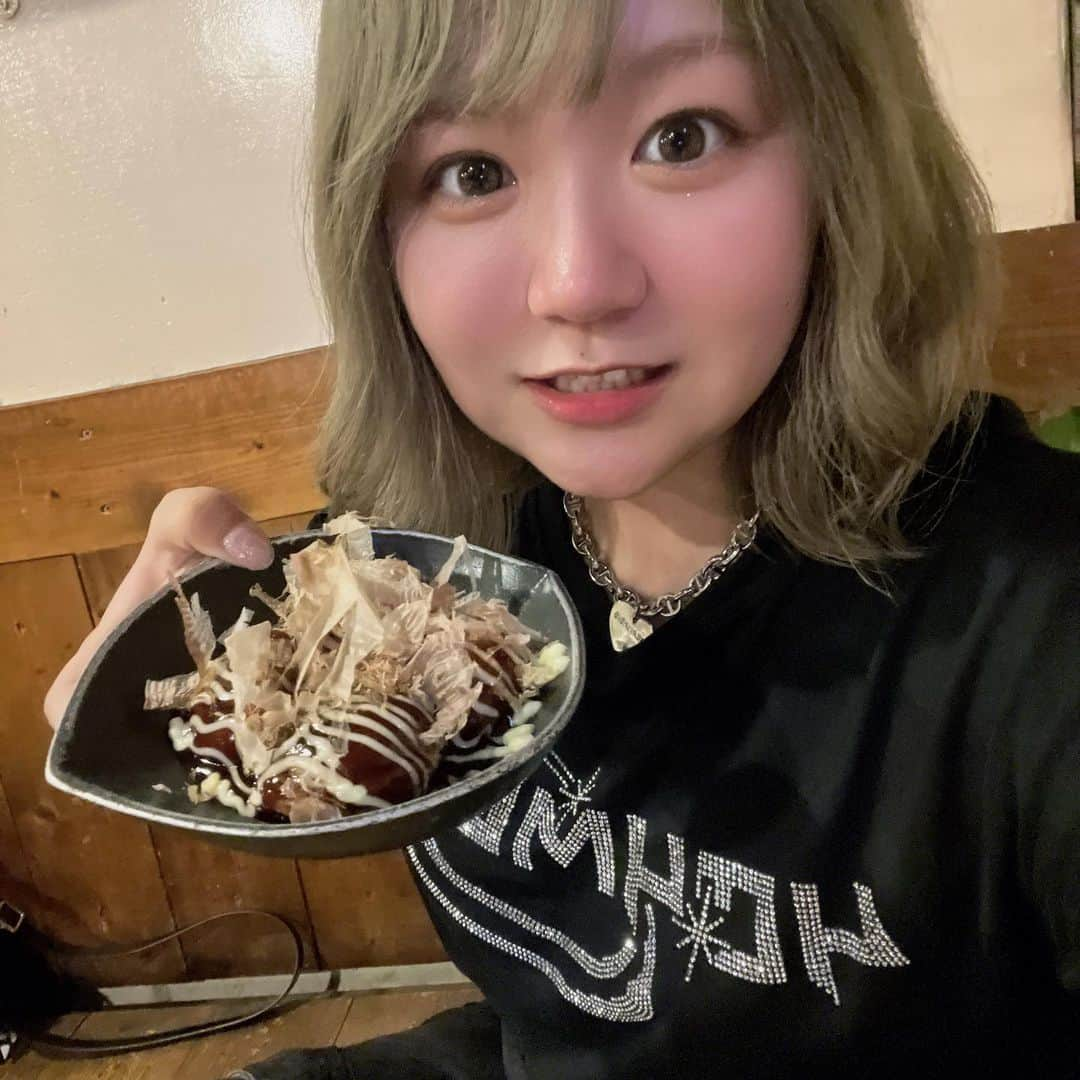 ちょこばななさんのインスタグラム写真 - (ちょこばななInstagram)「Osaka ~ 🐙 . 前回食べれなかったたこ焼き食べれたから超満足です😙🎶🎶 りおちゃんにも会えたし、会場でも声かけてもらえたし、ヨントンとか参加してくれるワイのファンの子ともたくさんお話できた！ ランペも楽しかったし追加公演も楽しみだな〜✊🩷 公演の前には少年探偵団の一員にもなれました(?) . #selfie#ootd#데일리#좋아요#셀카#셀스타그램#셀피#大阪#osaka#大阪観光#therampage#ldh#ldhファンさんと繋がりたい#大阪城ホール#少年探偵団#コナン#shein#cider#148cm#ぽっちゃりコーデ」9月17日 16時19分 - choco8787banana