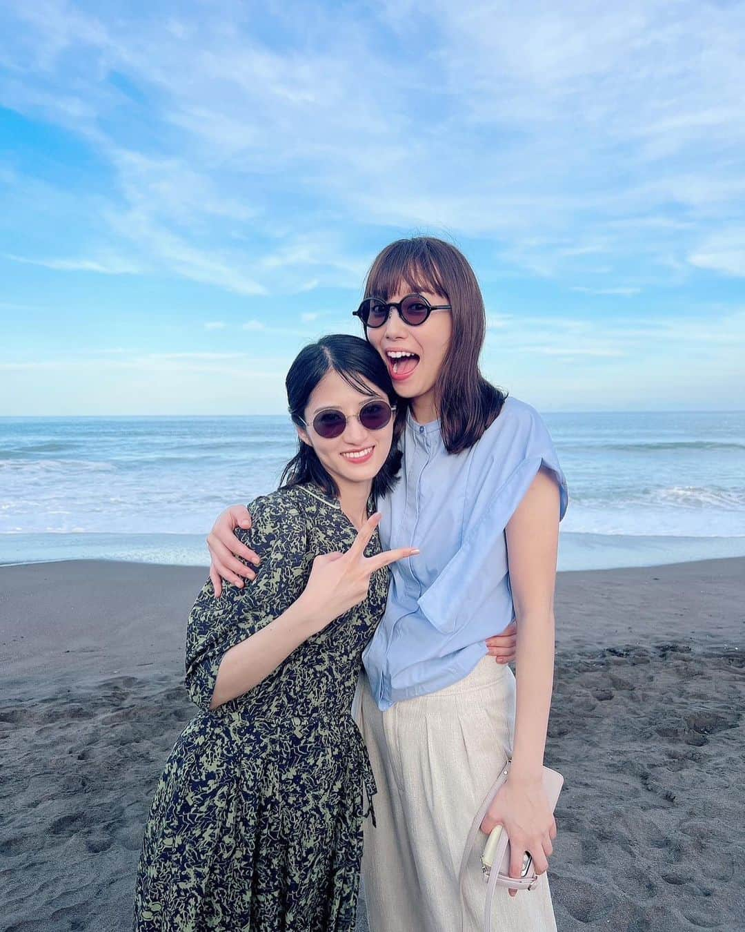 若月佑美さんのインスタグラム写真 - (若月佑美Instagram)「. 海に海に海🌊 砂も空気も太陽も暑かったー！！ まりえちゃんと2人でサングラス！ 紫外線対策バッチリ👌 といいつつ流石に少し焼けました😭 くぅー。悔しい。 . そんなわけで #何曜日に生まれたの  第６話が放送です。 大事な６話。 色んな謎と色んな訳が分かるかも。 . #ナンウマ #飯豊まりえ ちゃん #若月佑美」9月17日 16時20分 - yumi_wakatsuki_official