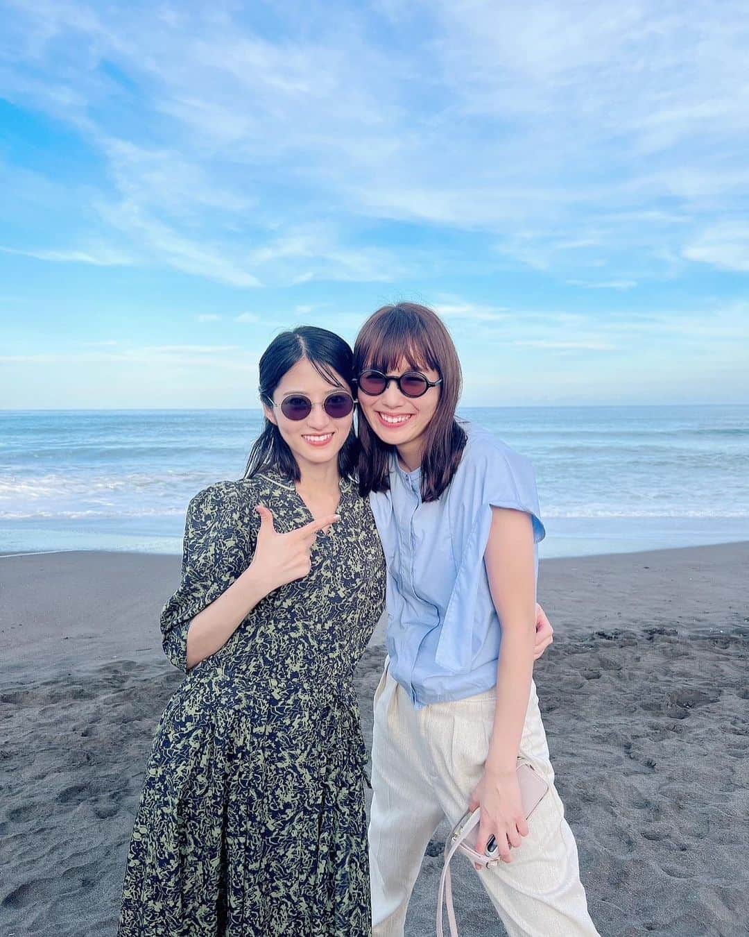 のインスタグラム：「. 海に海に海🌊 砂も空気も太陽も暑かったー！！ まりえちゃんと2人でサングラス！ 紫外線対策バッチリ👌 といいつつ流石に少し焼けました😭 くぅー。悔しい。 . そんなわけで #何曜日に生まれたの  第６話が放送です。 大事な６話。 色んな謎と色んな訳が分かるかも。 . #ナンウマ #飯豊まりえ ちゃん #若月佑美」