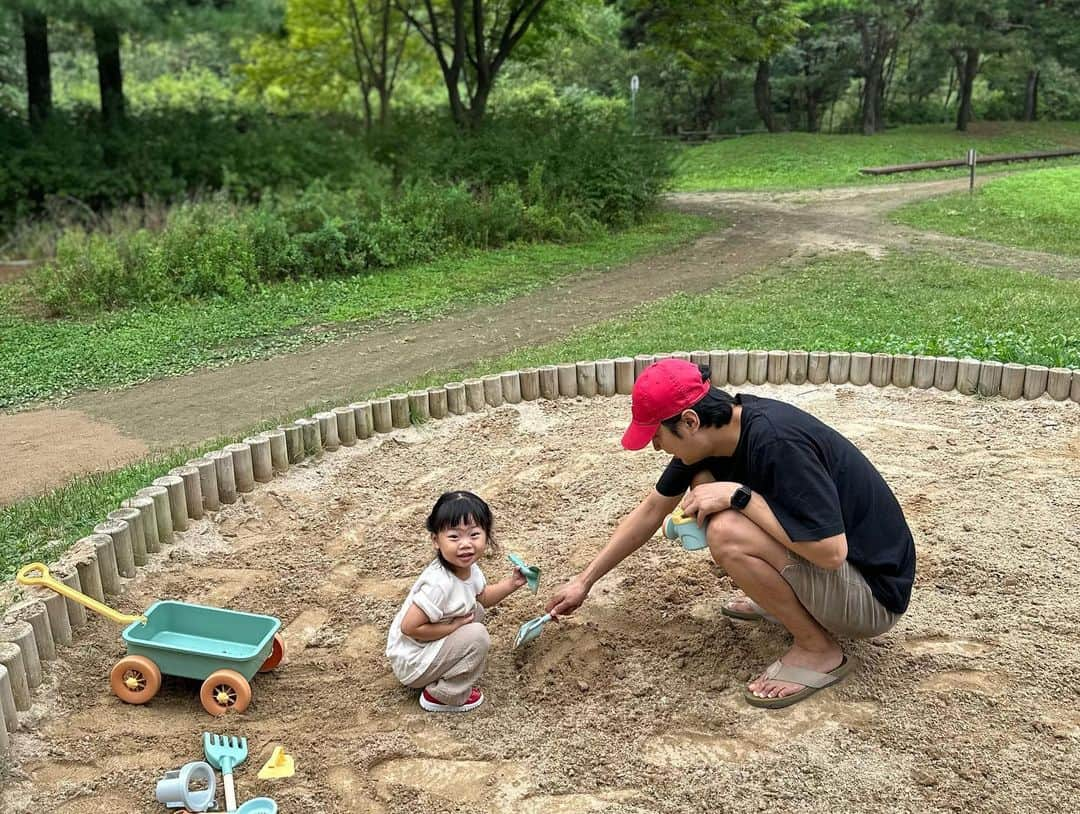 ユン・ソイさんのインスタグラム写真 - (ユン・ソイInstagram)「주말 모래놀이..어릴때 흙을 밟고 자라면 아이들한테 정서적으로 좋다면서요?? 히히!!  배운대로 실행하기!! 22개월아기는 모래놀이를 하고.. 40살 아빠엄마는 하얗게 불태워 재가 됩니다.. 자고나면 회복한다.. #유아숲체험#한강#모래놀이#22개월아기#가족스타그램#주말스타그램#⛱#자고나면회복한다#🛕」9月17日 16時21分 - yoonsoy