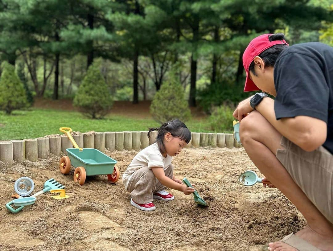 ユン・ソイさんのインスタグラム写真 - (ユン・ソイInstagram)「주말 모래놀이..어릴때 흙을 밟고 자라면 아이들한테 정서적으로 좋다면서요?? 히히!!  배운대로 실행하기!! 22개월아기는 모래놀이를 하고.. 40살 아빠엄마는 하얗게 불태워 재가 됩니다.. 자고나면 회복한다.. #유아숲체험#한강#모래놀이#22개월아기#가족스타그램#주말스타그램#⛱#자고나면회복한다#🛕」9月17日 16時21分 - yoonsoy